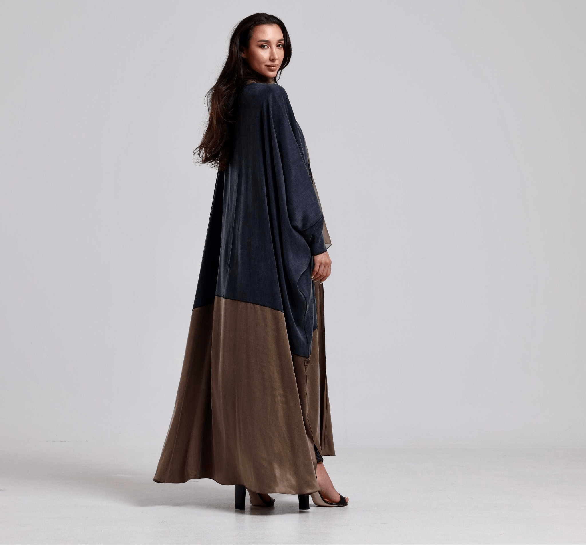 SISHBCGB ABAYA - SARA INTABI - MIRA Y MANO