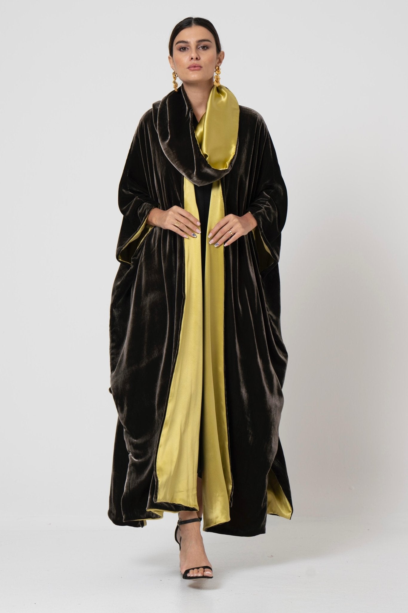 SISWDFVS - OL ABAYA - SARA INTABI - MIRA Y MANO