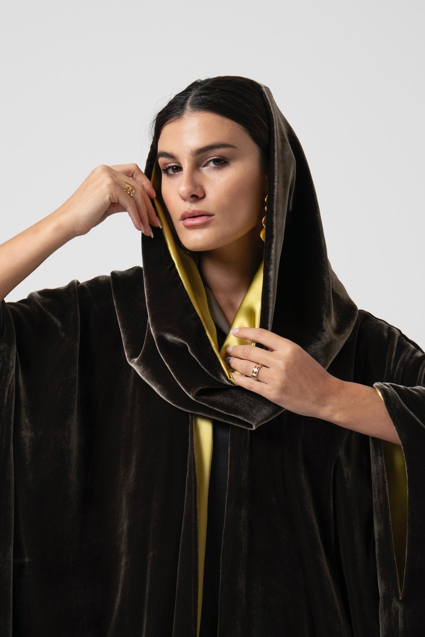 SISWDFVS - OL ABAYA - SARA INTABI - MIRA Y MANO