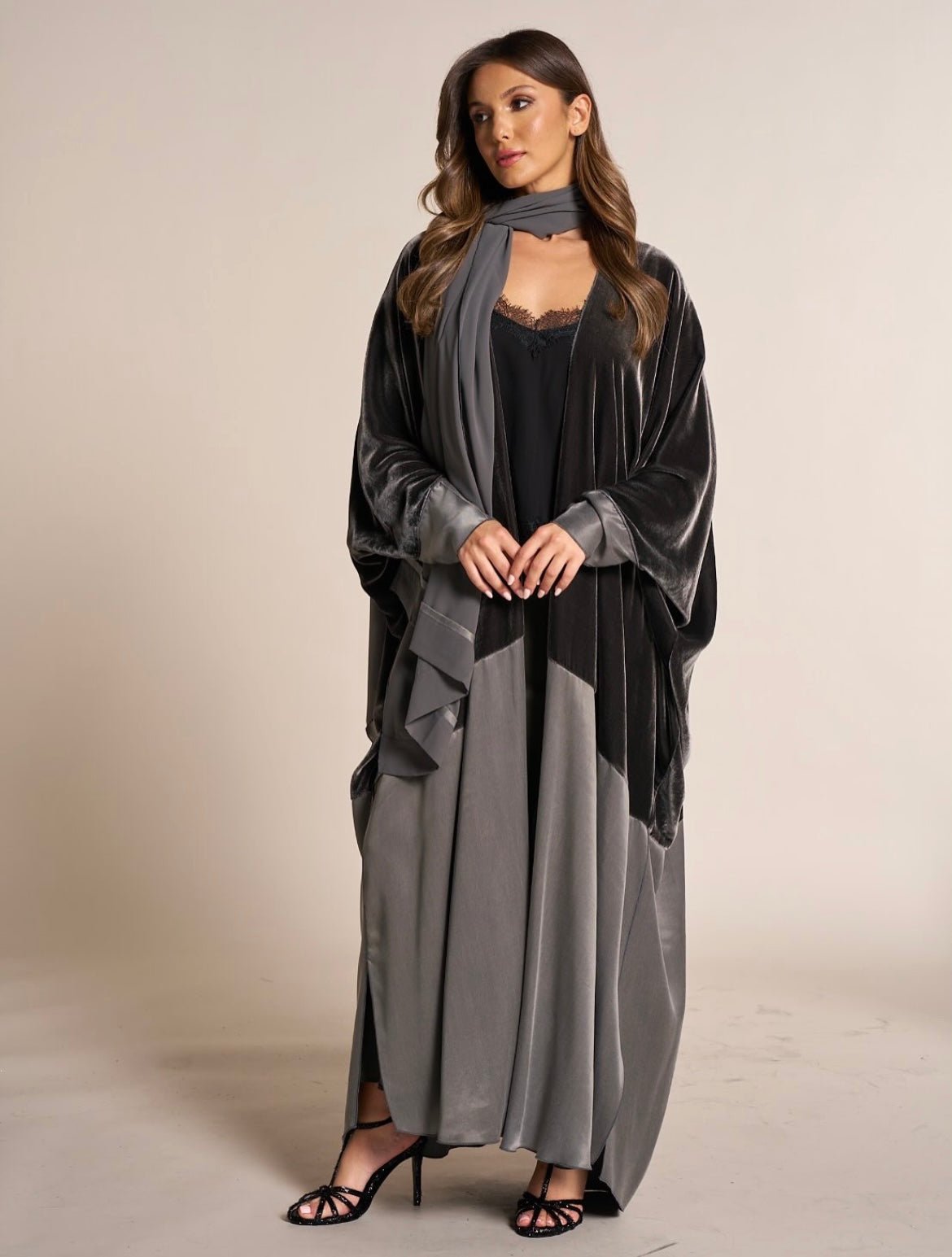 SISWVOHG - A ABAYA - SARA INTABI - MIRA Y MANO