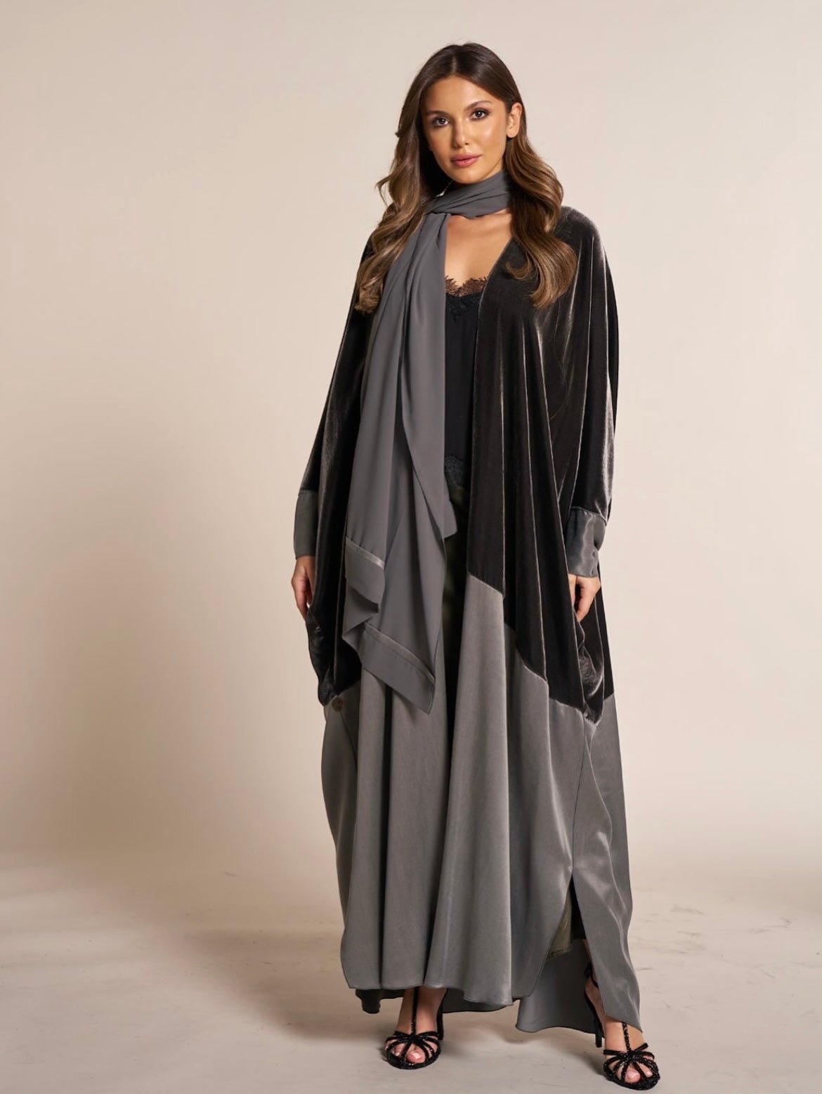 SISWVOHG - A ABAYA - SARA INTABI - MIRA Y MANO