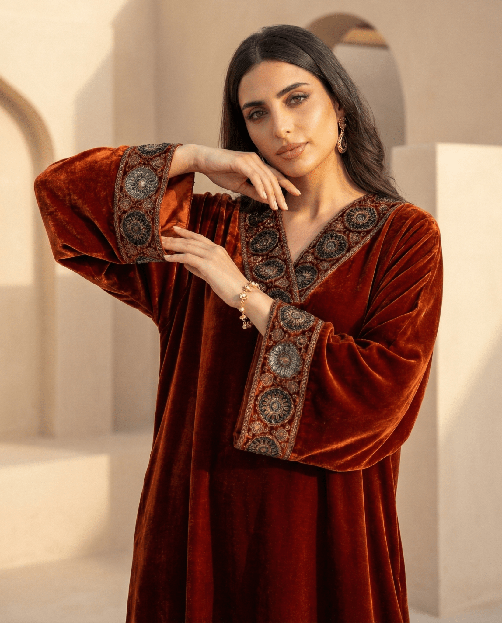 SISWVQENO JALABIAH - SARA INTABI - MIRA Y MANO