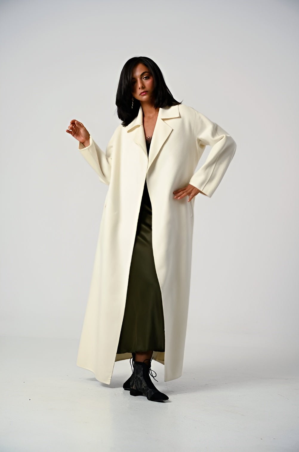 SIWOCC ABAYA - SARA INTABI - MIRA Y MANO