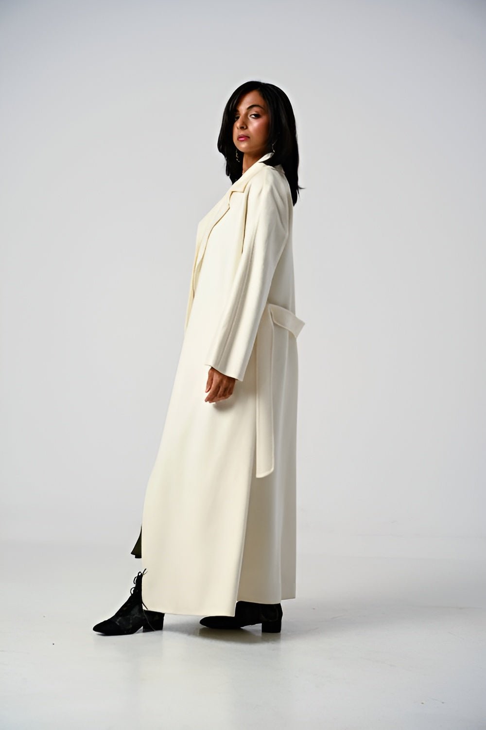 SIWOCC ABAYA - SARA INTABI - MIRA Y MANO