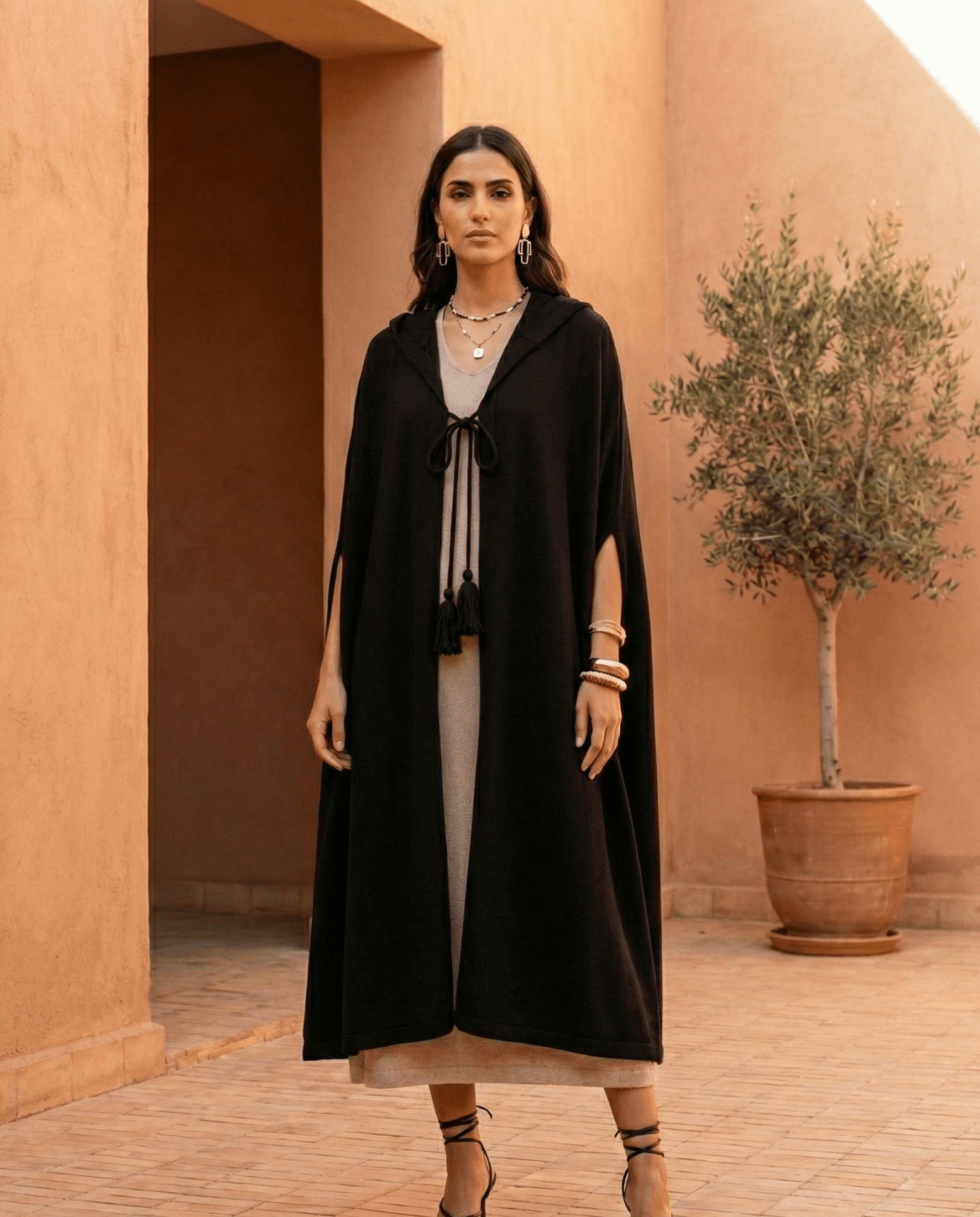 AMINA CAPE - SHABAKA - MIRA Y MANO