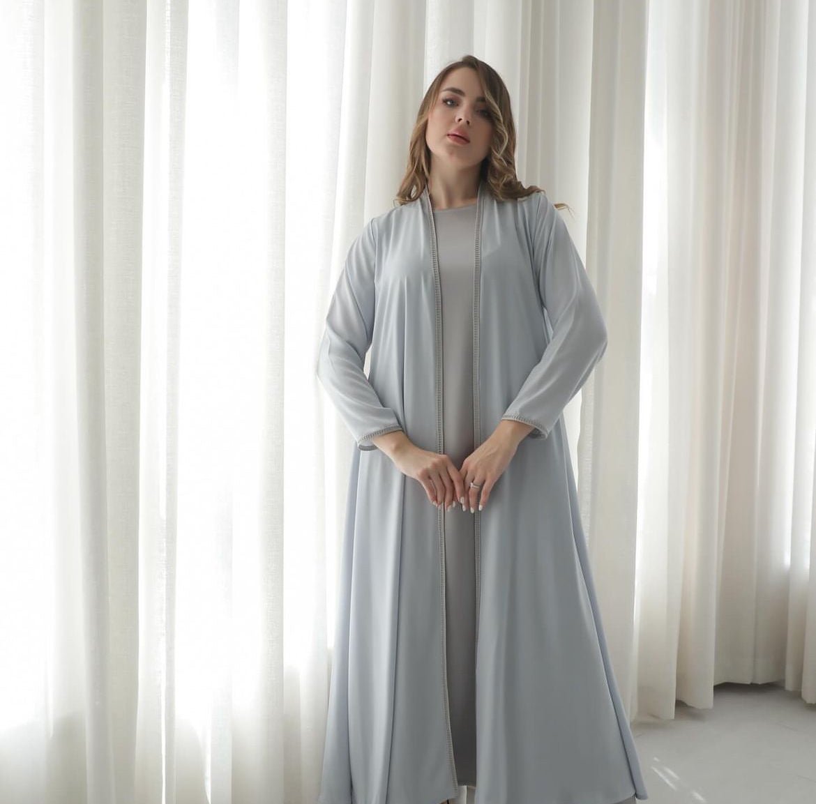 ABAYA – MIRA Y MANO