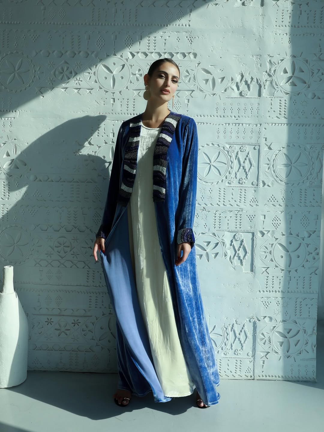 VE - 401 ABAYA - SHATHR - MIRA Y MANO