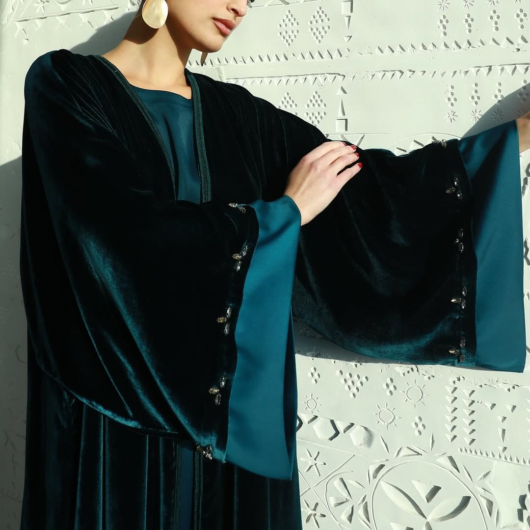 VE - 402 ABAYA - SHATHR - MIRA Y MANO