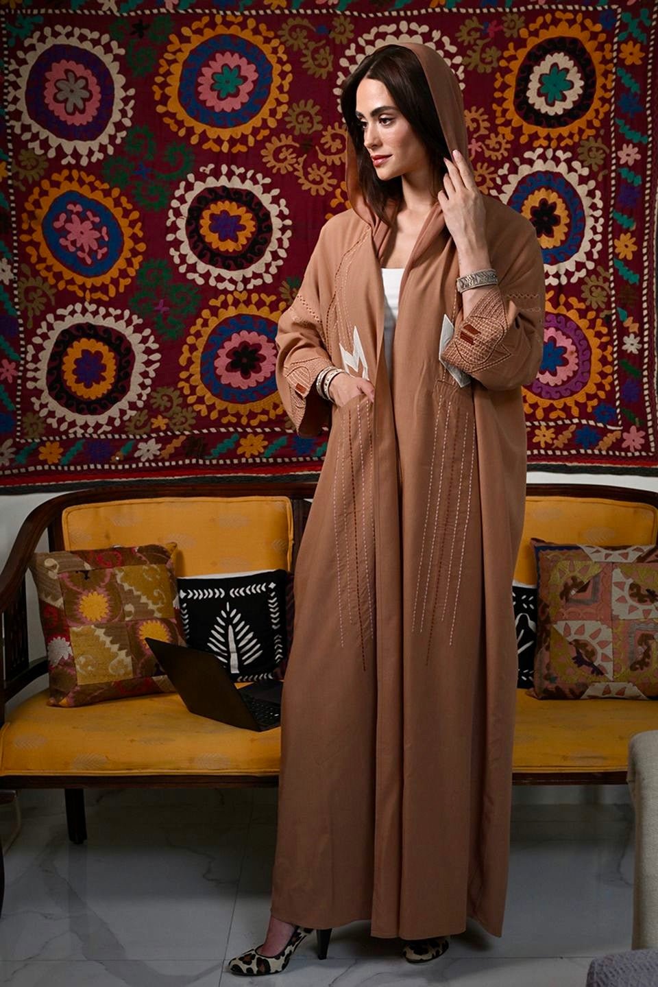 AINA PERU ABAYA - SR BY SONALI RAMAN - MIRA Y MANO