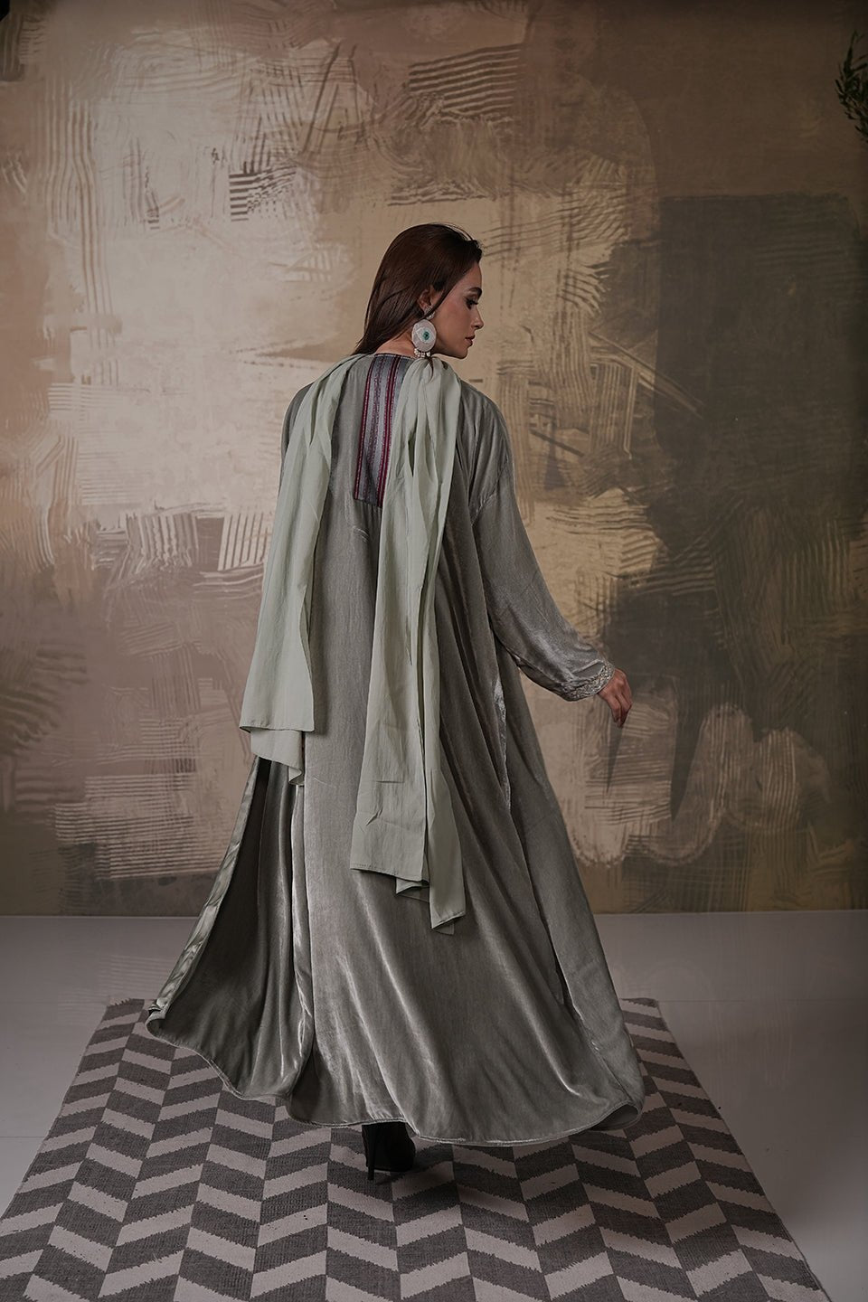 ARWA ABAYA - SR BY SONALI RAMAN - MIRA Y MANO