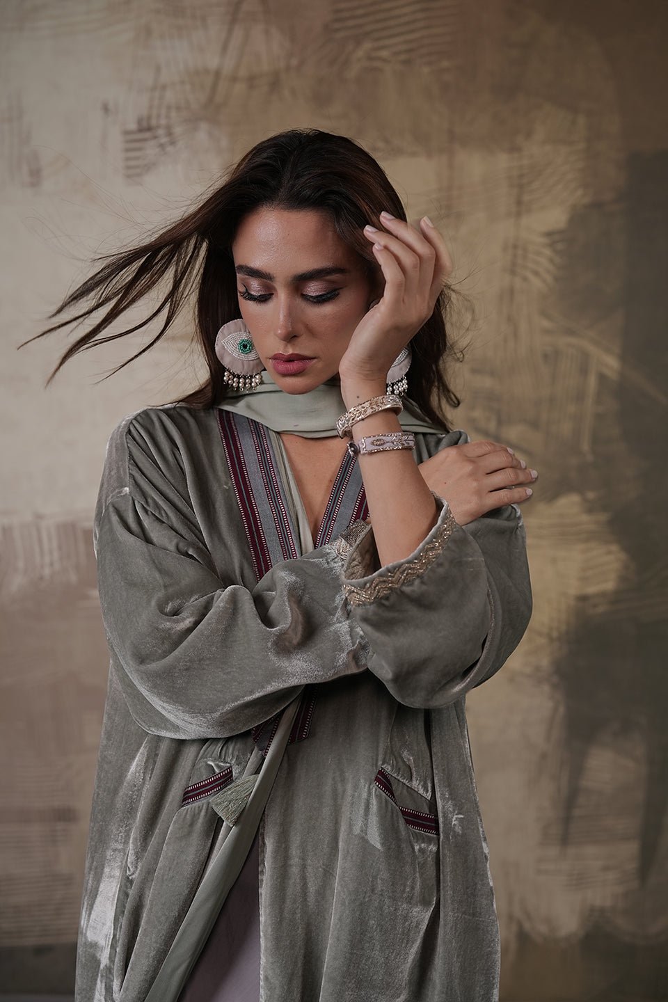 ARWA ABAYA - SR BY SONALI RAMAN - MIRA Y MANO