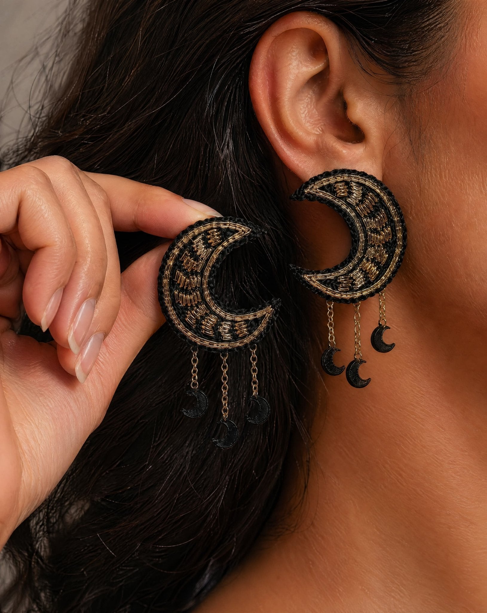 CHAAND 2 BLACK EARRING - SR BY SONALI RAMAN - MIRA Y MANO