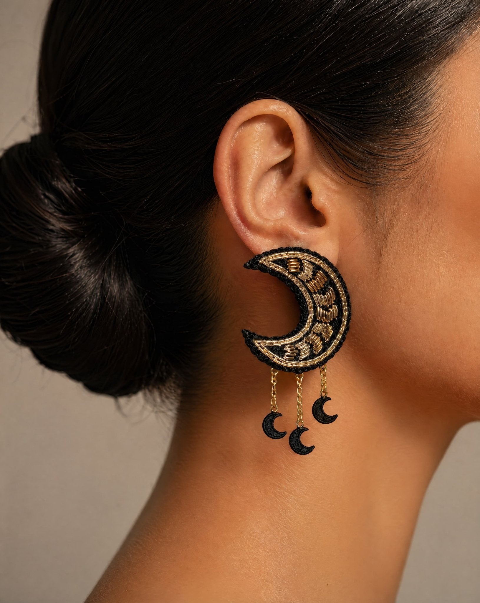 CHAAND 2 BLACK EARRING - SR BY SONALI RAMAN - MIRA Y MANO