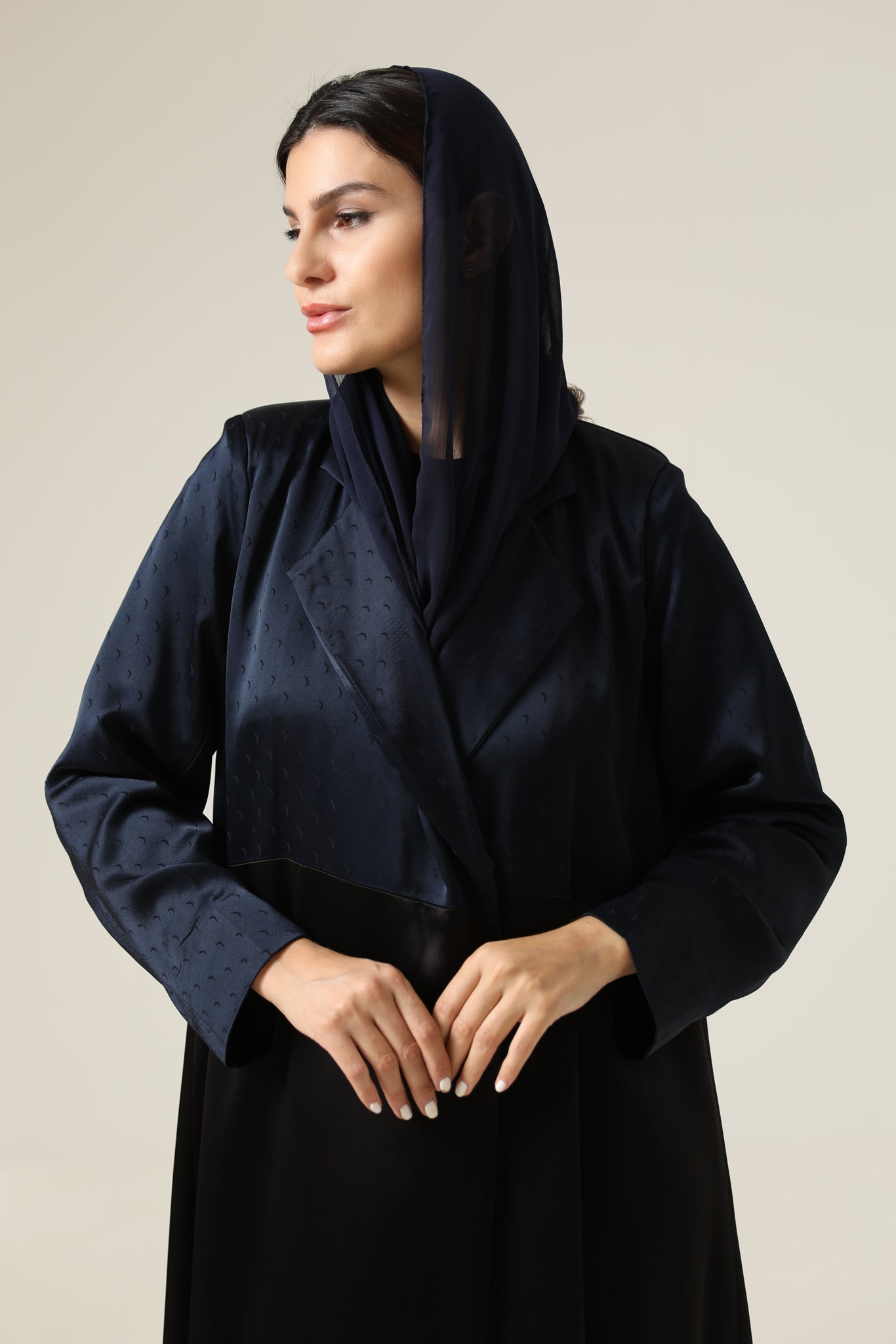 ABAYA – MIRA Y MANO