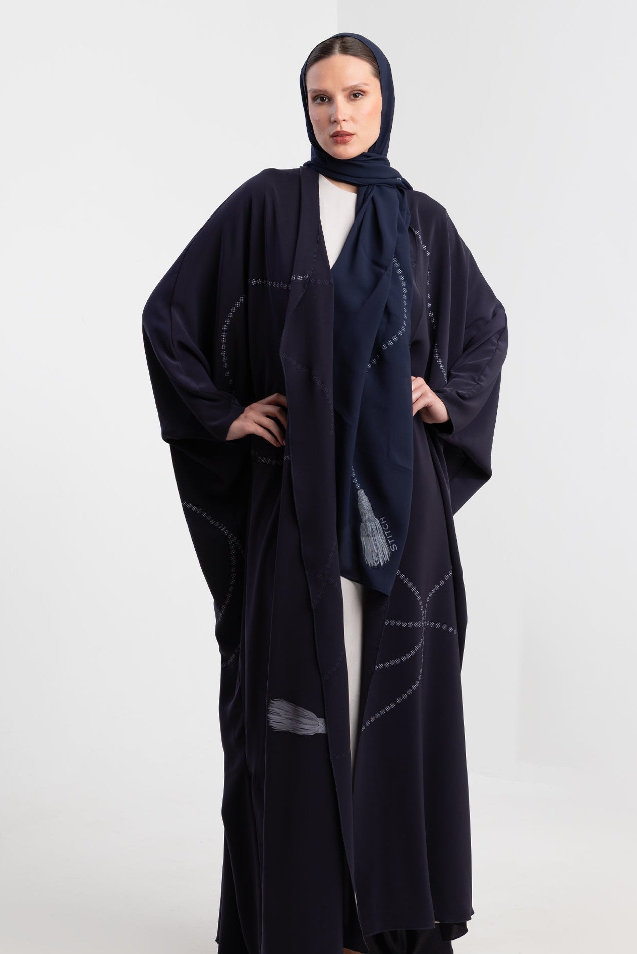 SS26STIT708 ABAYA - STITCH LABEL - MIRA Y MANO