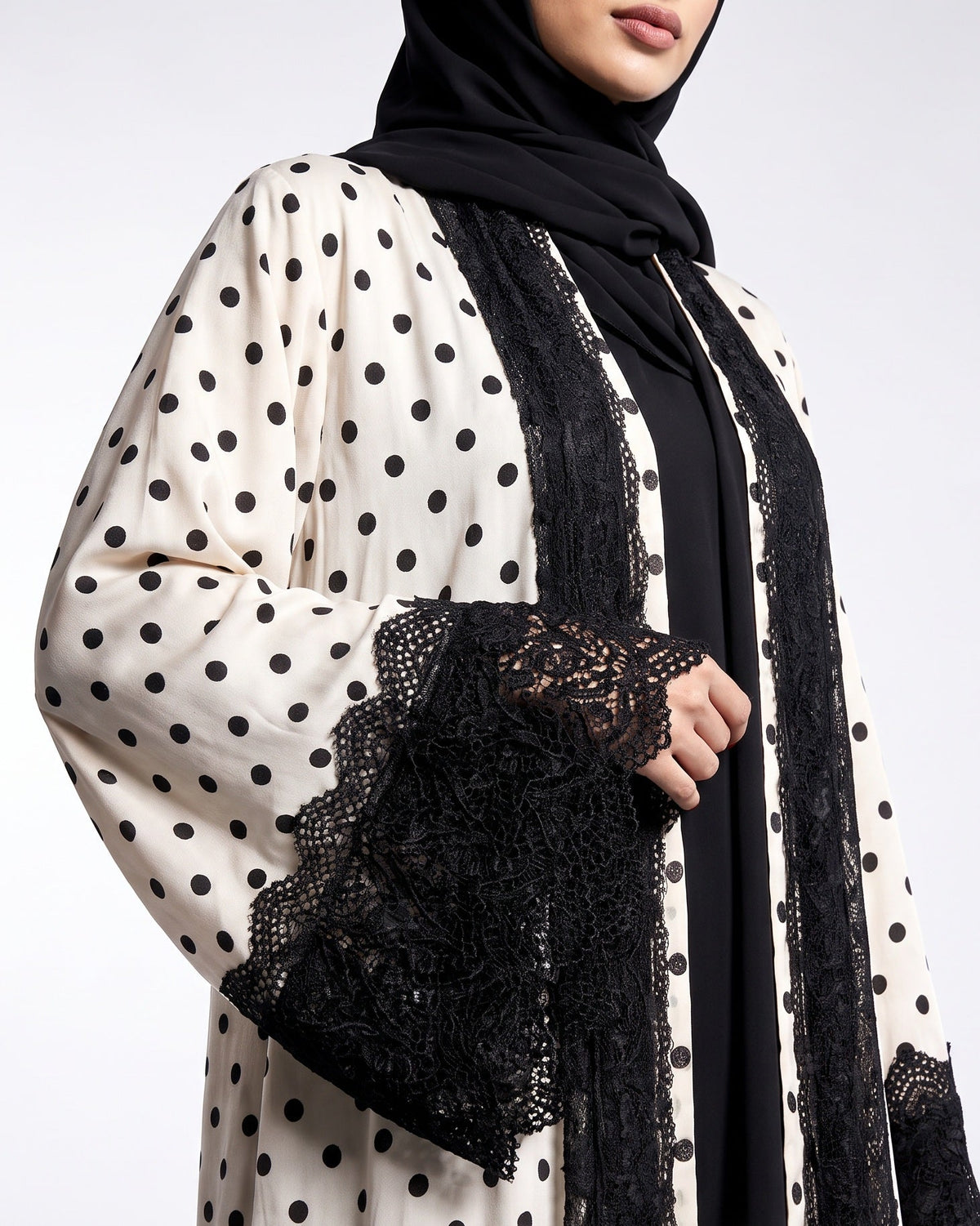 540SU-WH ABAYA - SUZAN MUZAFFAR - MIRA Y MANO