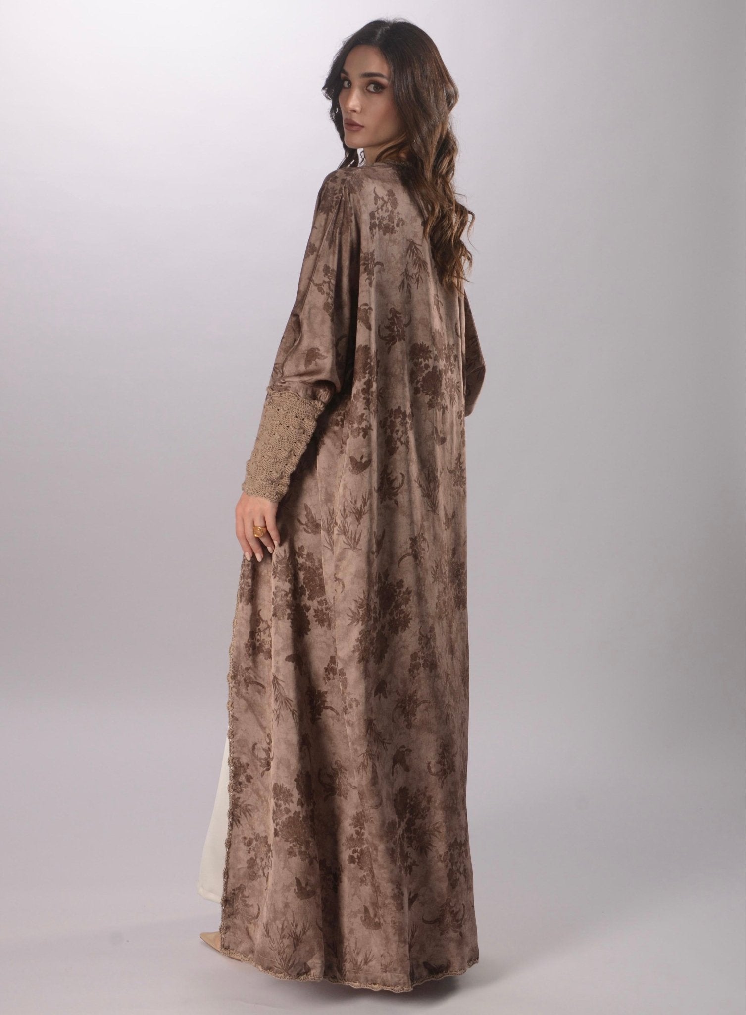 TH1722 ABAYA - THAA KSA - MIRA Y MANO