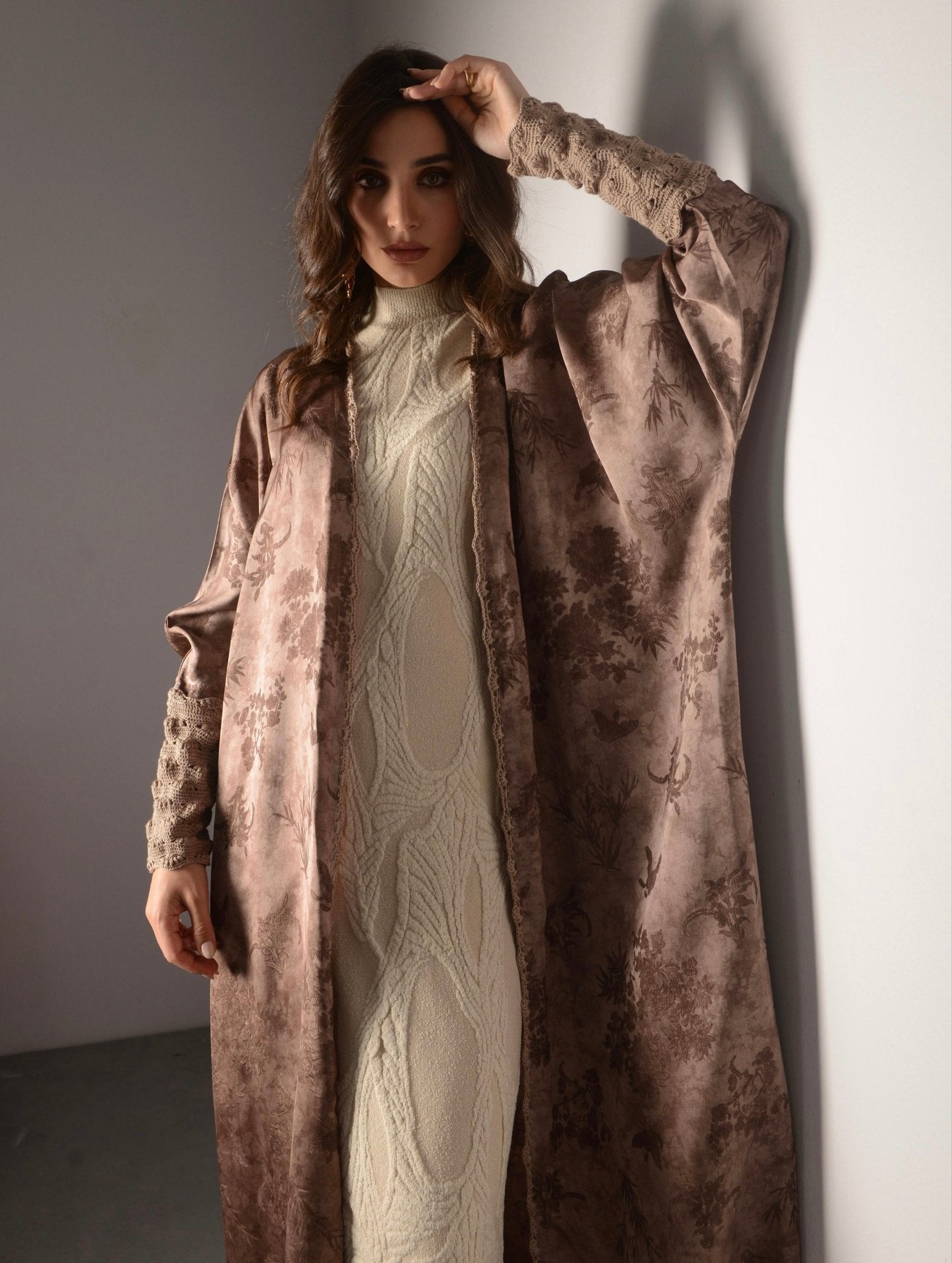 TH1722 ABAYA - THAA KSA - MIRA Y MANO