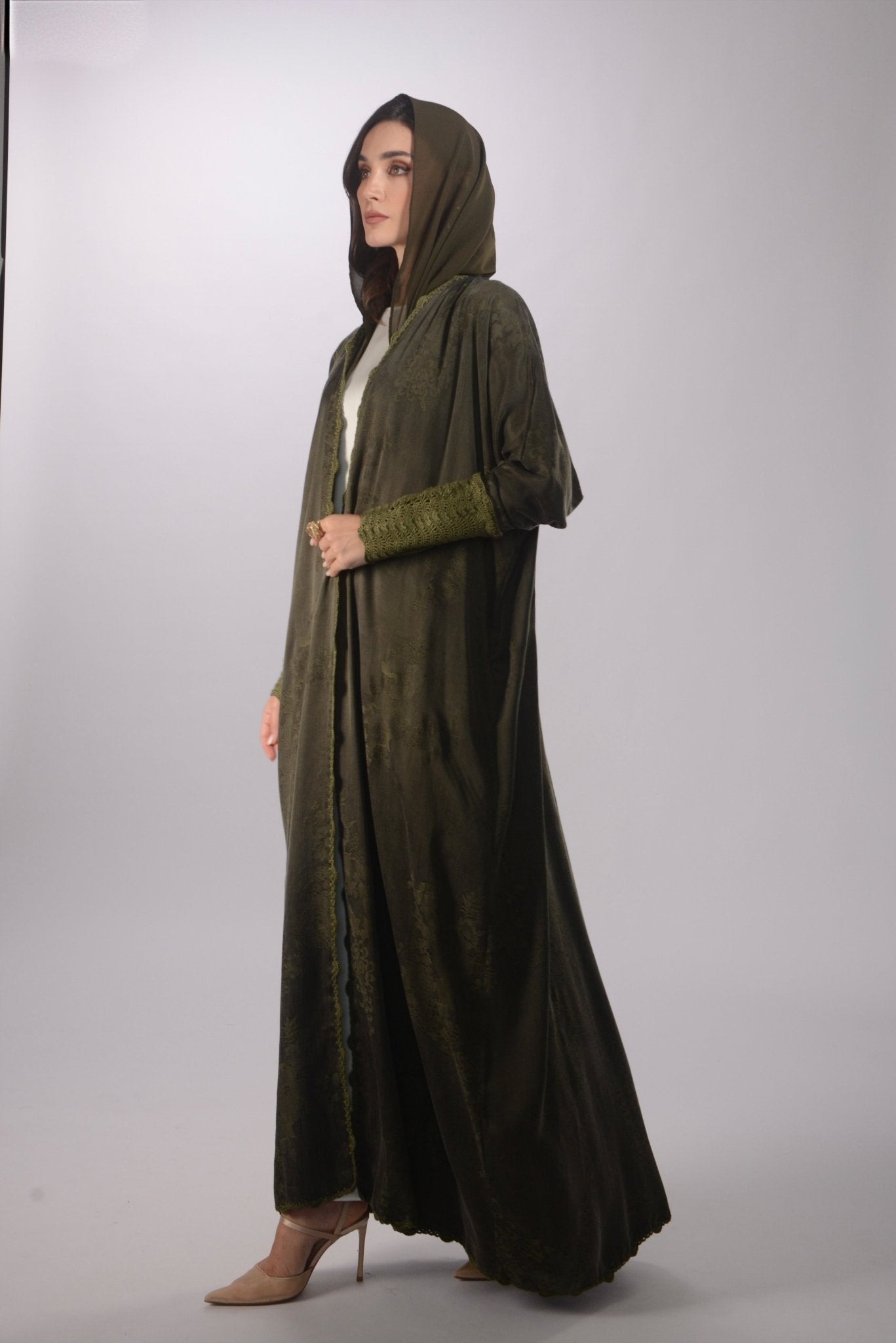 TH1730 ABAYA - THAA KSA - MIRA Y MANO