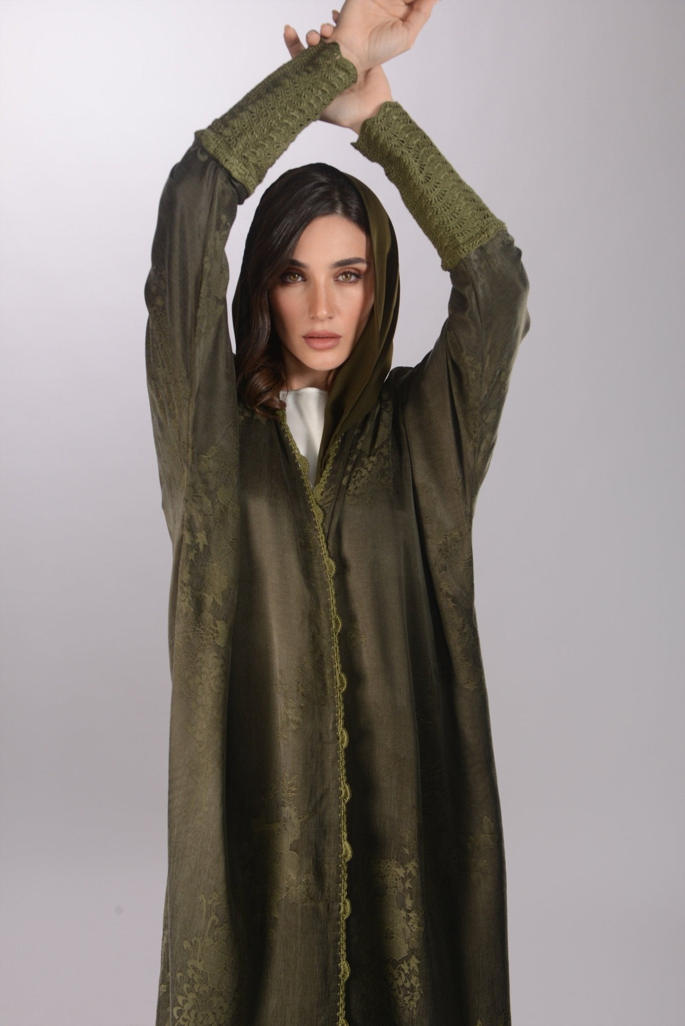 TH1730 ABAYA - THAA KSA - MIRA Y MANO