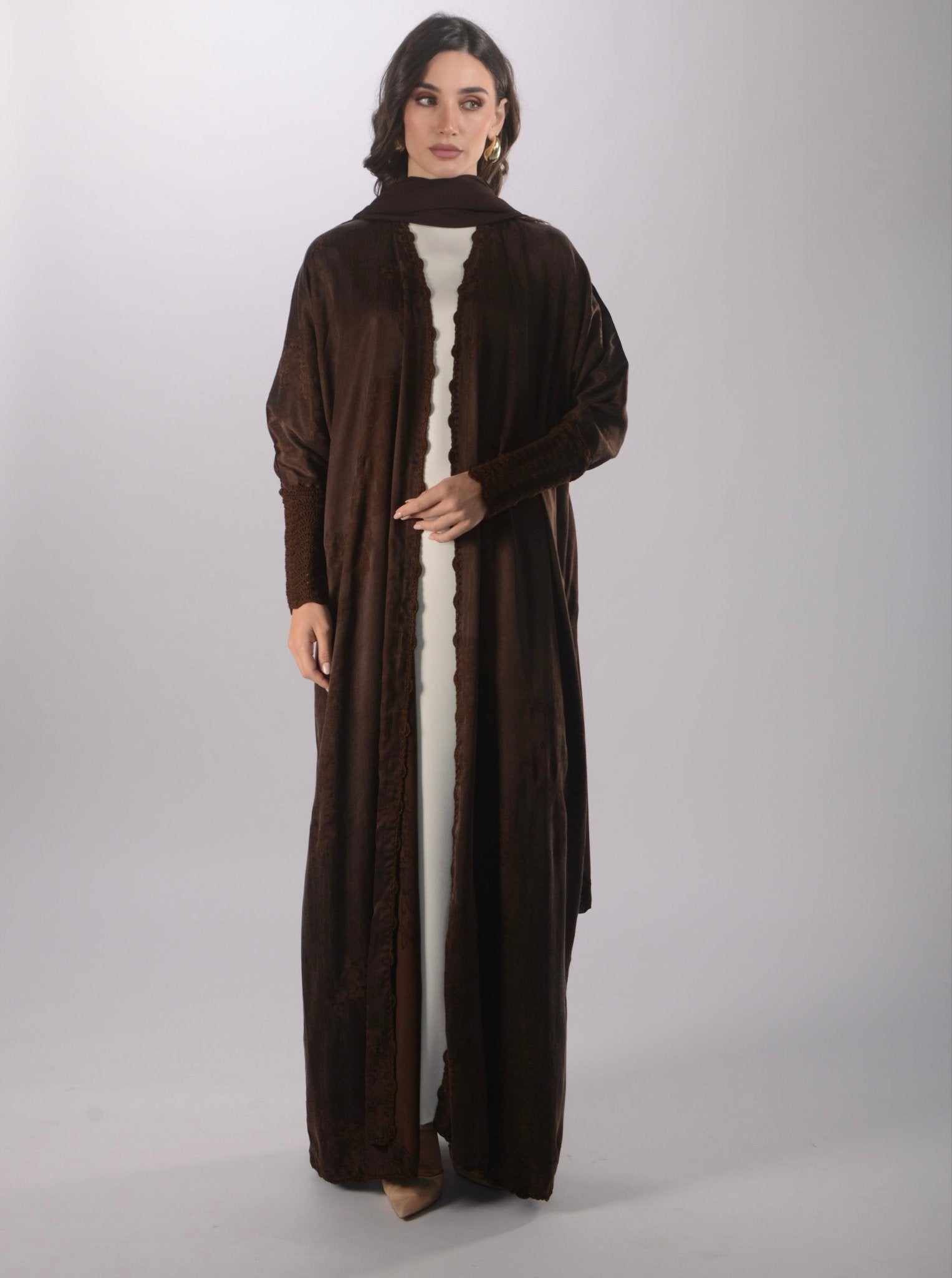 TH1731 ABAYA - THAA KSA - MIRA Y MANO