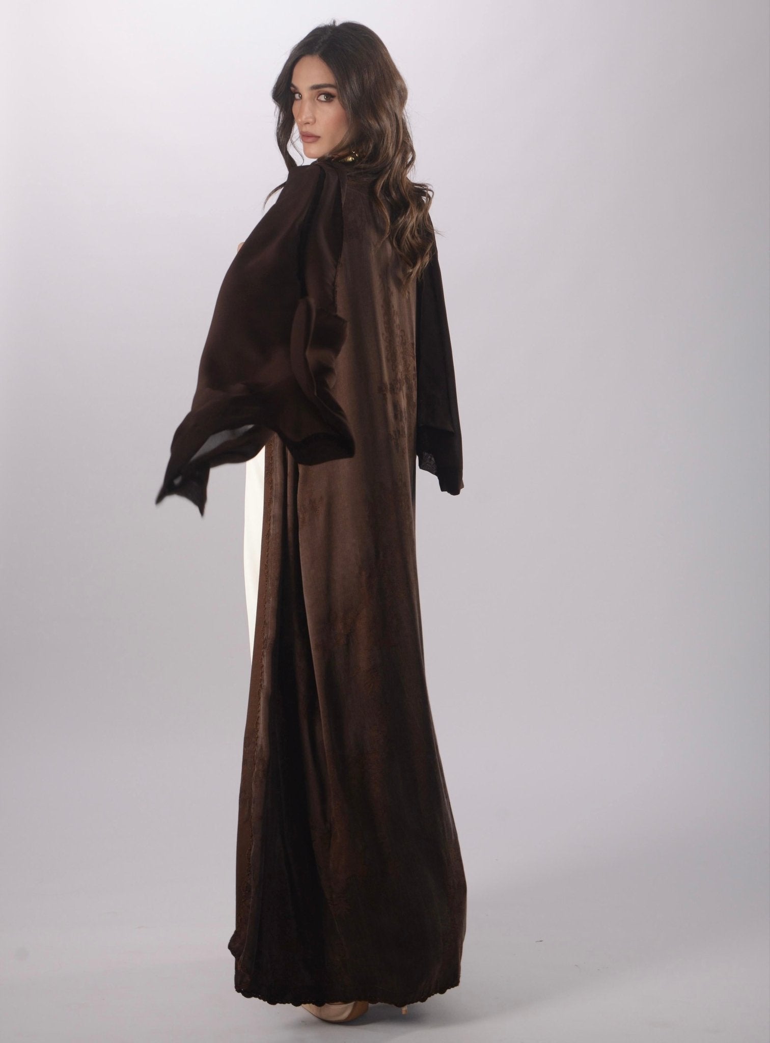 TH1731 ABAYA - THAA KSA - MIRA Y MANO