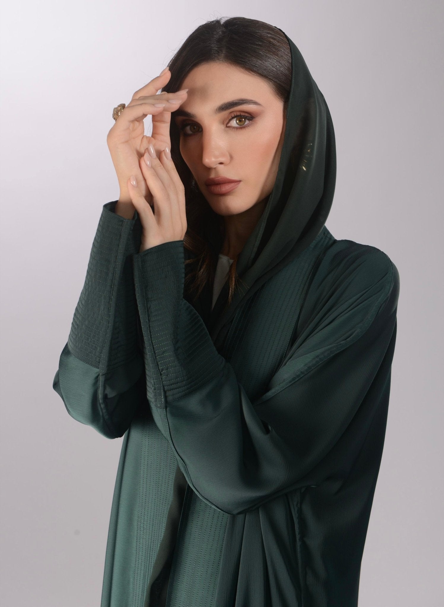 TH1745 ABAYA - THAA KSA - MIRA Y MANO