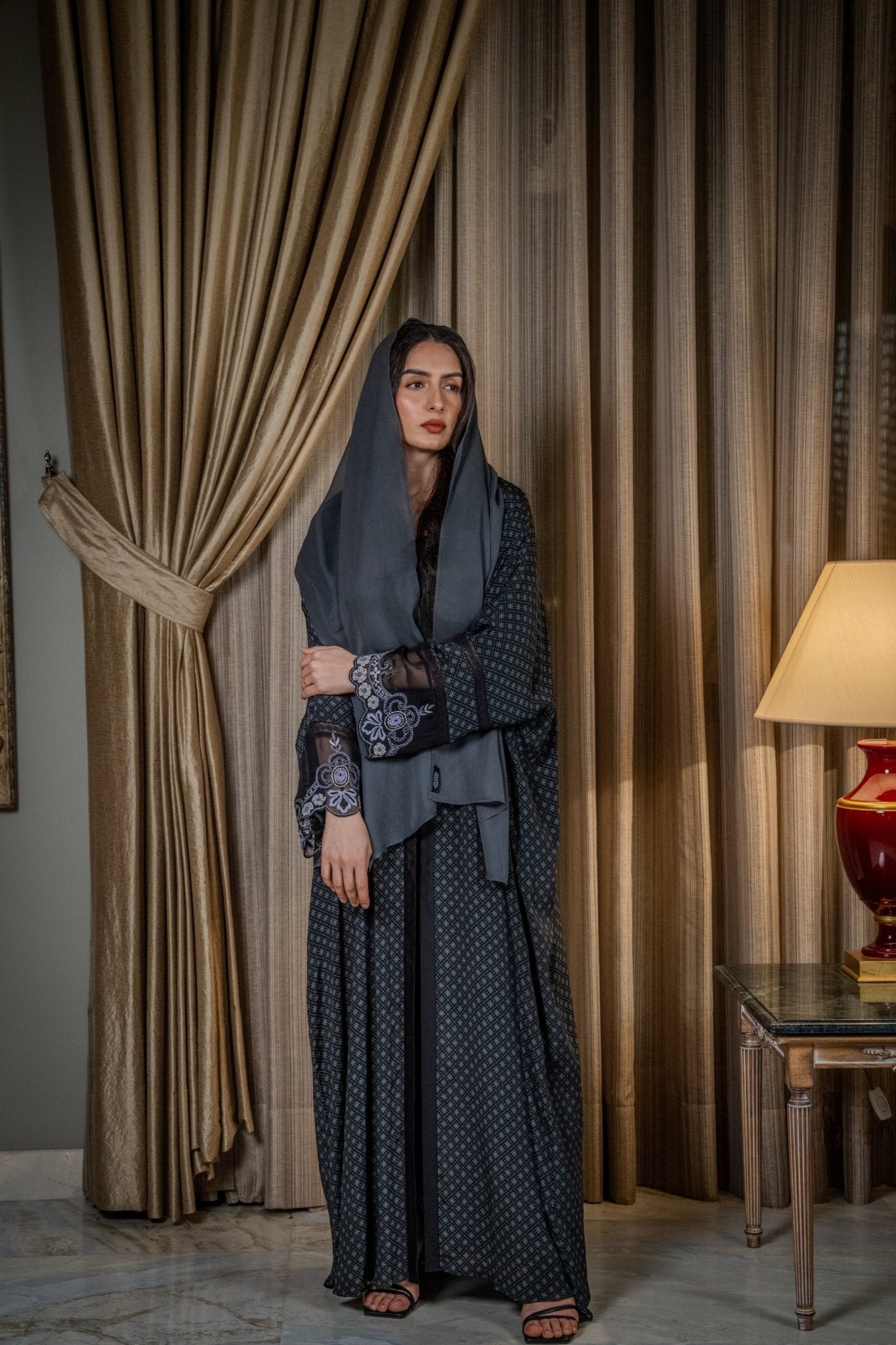 BT6529 - A ABAYA - THE DRESSING ROOM - MIRA Y MANO