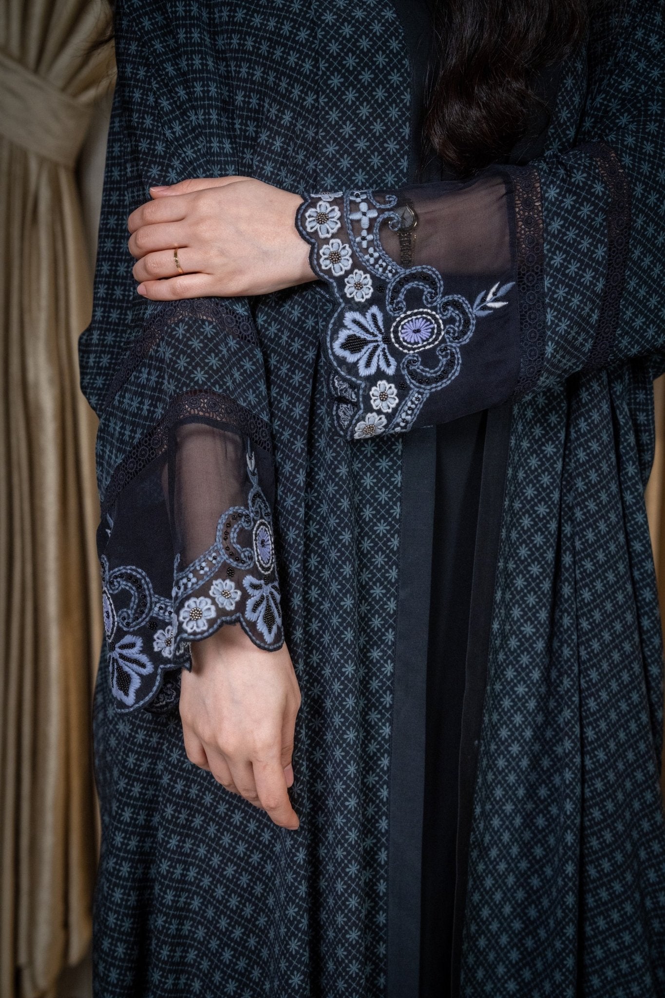 BT6529 - A ABAYA - THE DRESSING ROOM - MIRA Y MANO