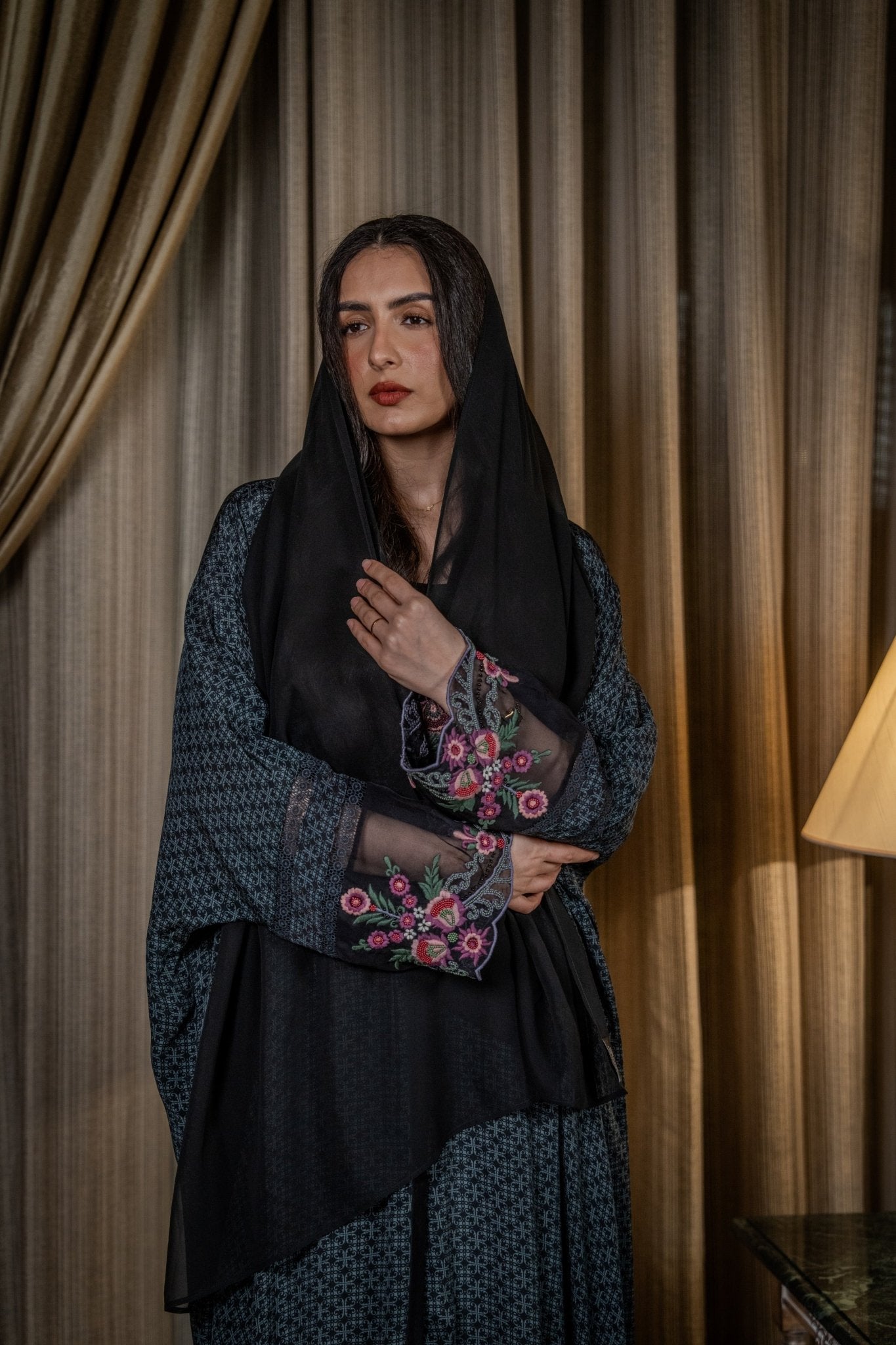 BT6529 - B ABAYA - THE DRESSING ROOM - MIRA Y MANO