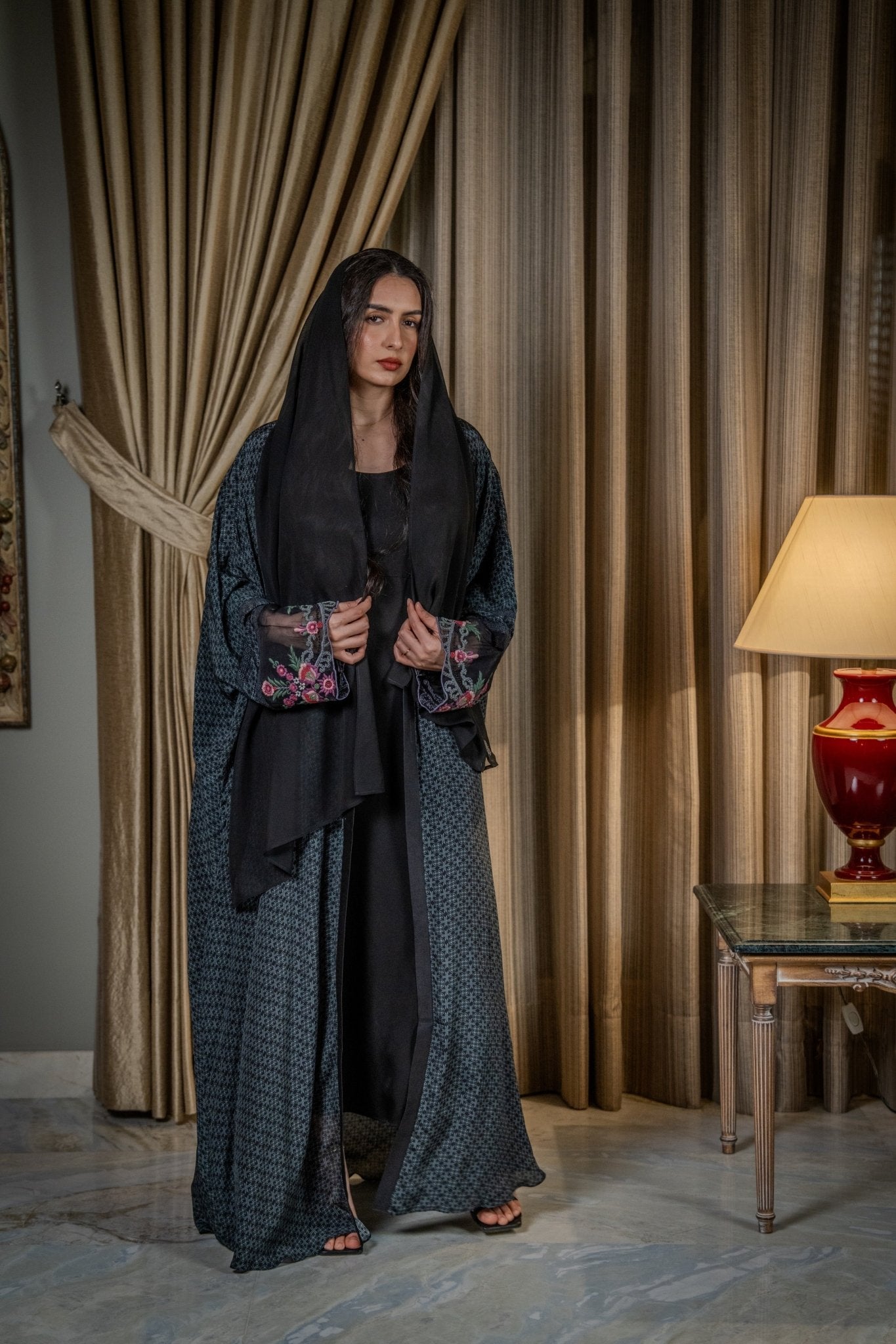 BT6529 - B ABAYA - THE DRESSING ROOM - MIRA Y MANO