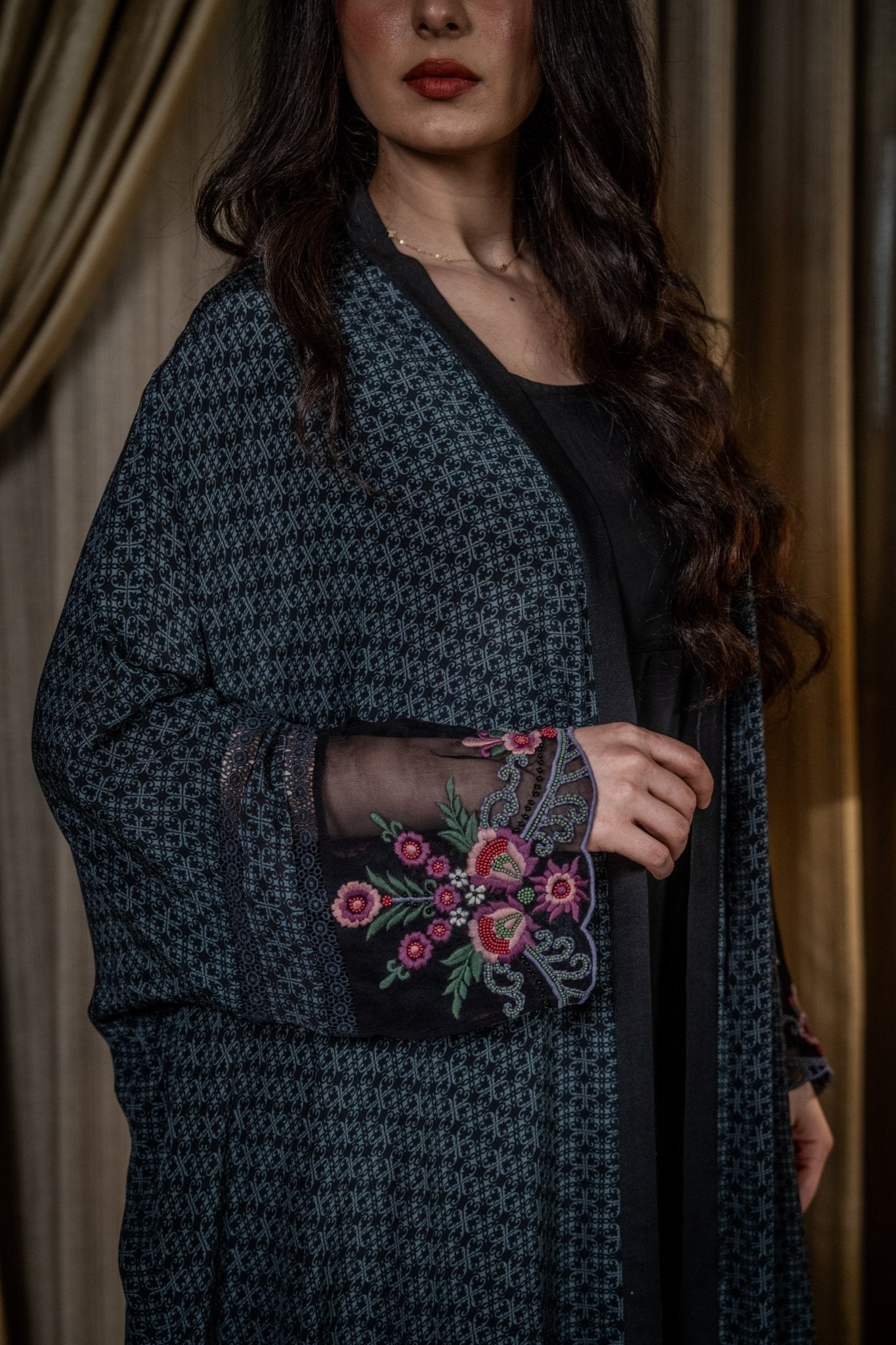 BT6529 - B ABAYA - THE DRESSING ROOM - MIRA Y MANO