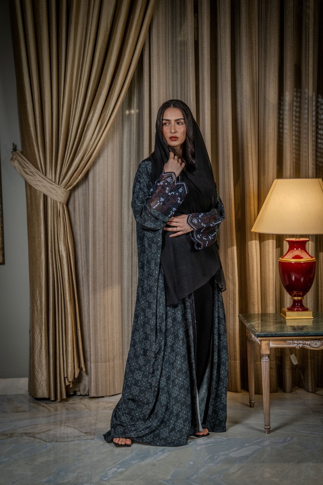 BT6529 - E ABAYA - THE DRESSING ROOM - MIRA Y MANO