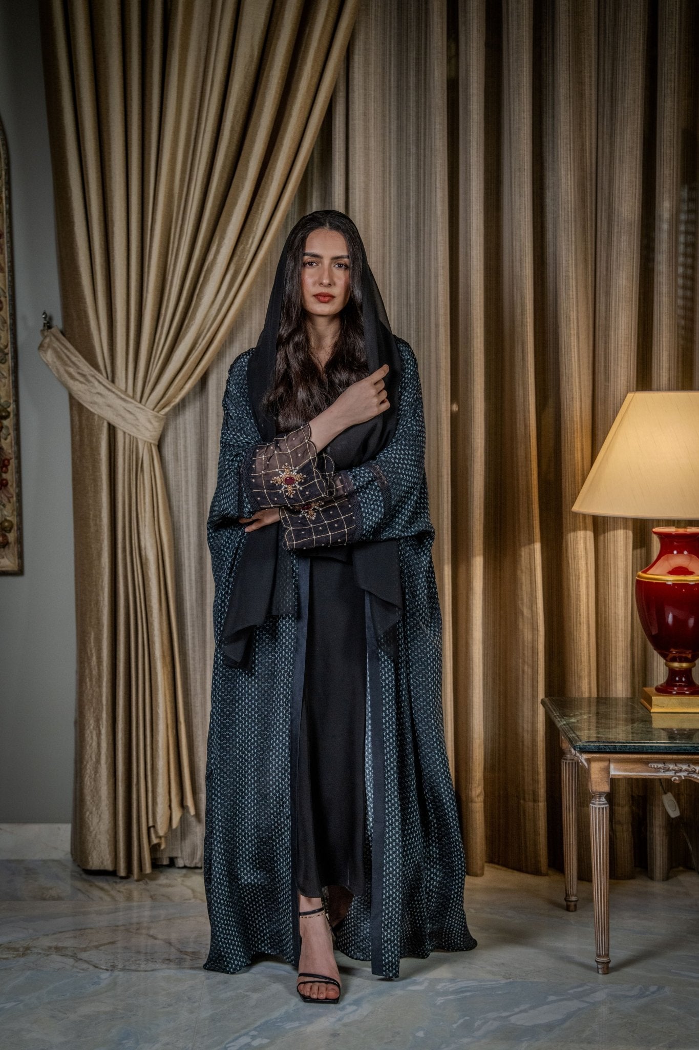 BT6529 - J ABAYA - THE DRESSING ROOM - MIRA Y MANO