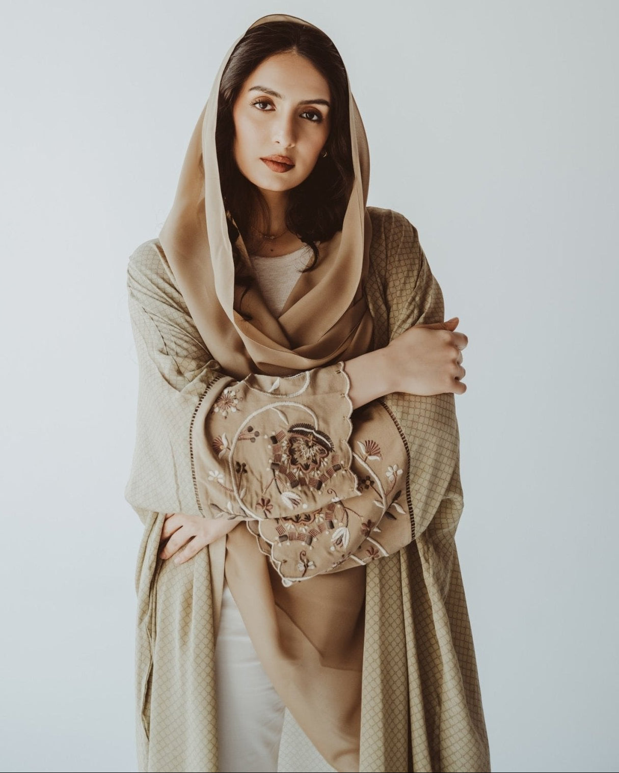 BT6562 - B ABAYA - THE DRESSING ROOM - MIRA Y MANO