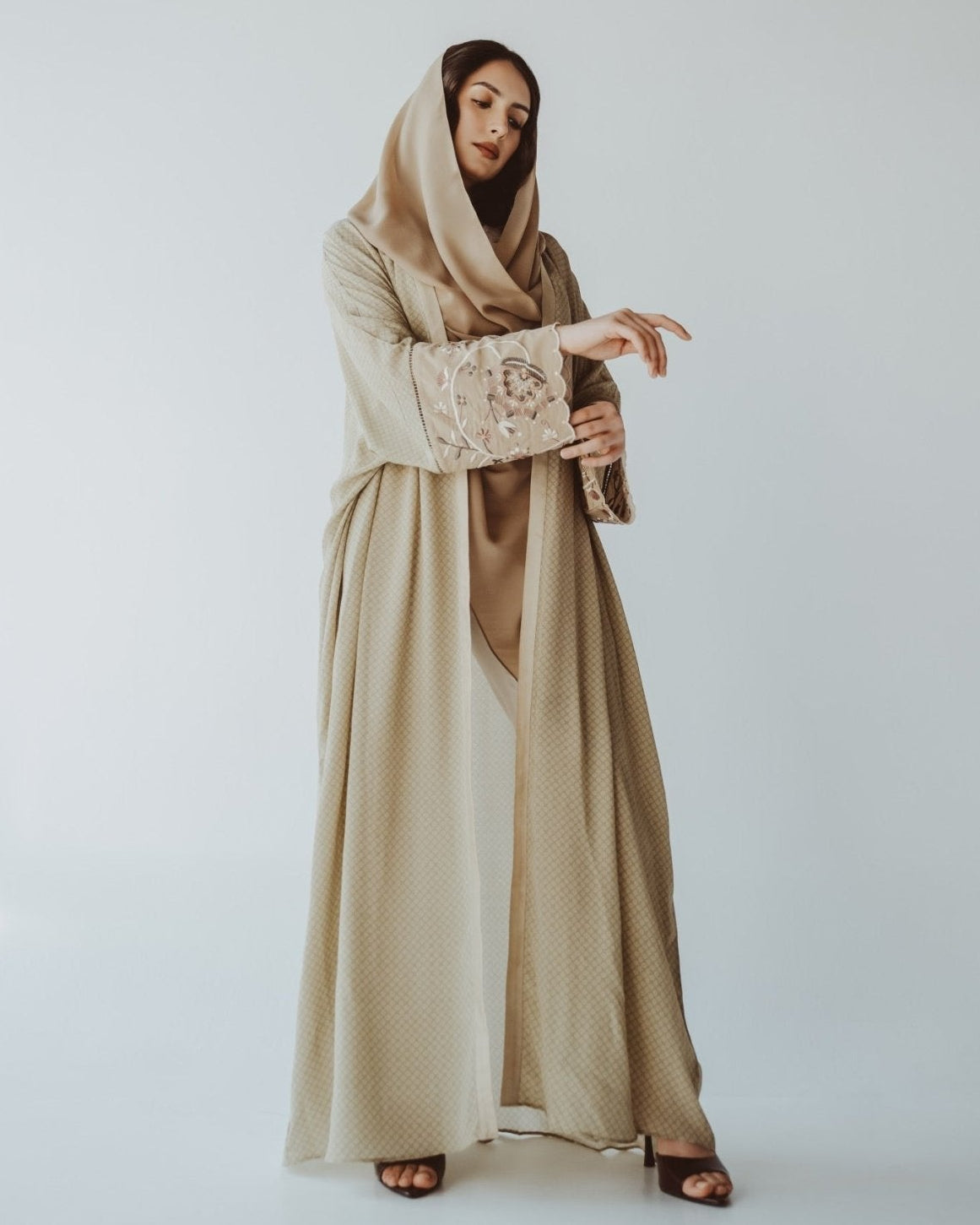 BT6562 - B ABAYA - THE DRESSING ROOM - MIRA Y MANO