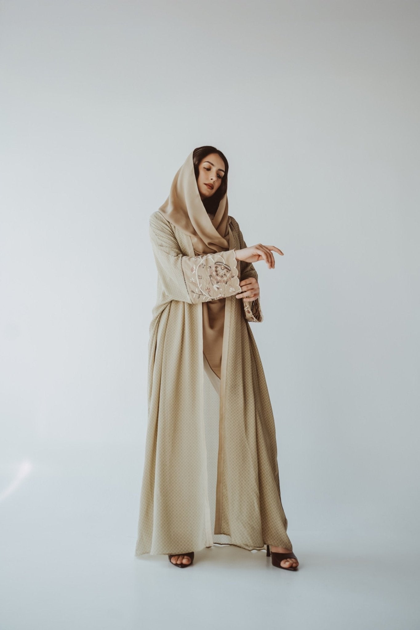 BT6562 - B ABAYA - THE DRESSING ROOM - MIRA Y MANO