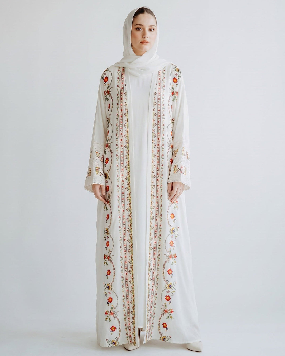 BT6563-S – عباية كريب عاجية – MIRA Y MANO – صورة المنتج 1
