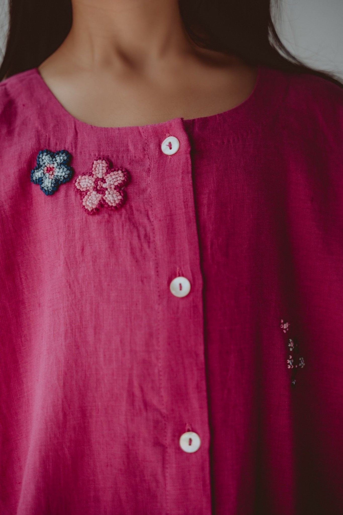 BT6578 - F JALABIAH - THE DRESSING ROOM - MIRA Y MANO