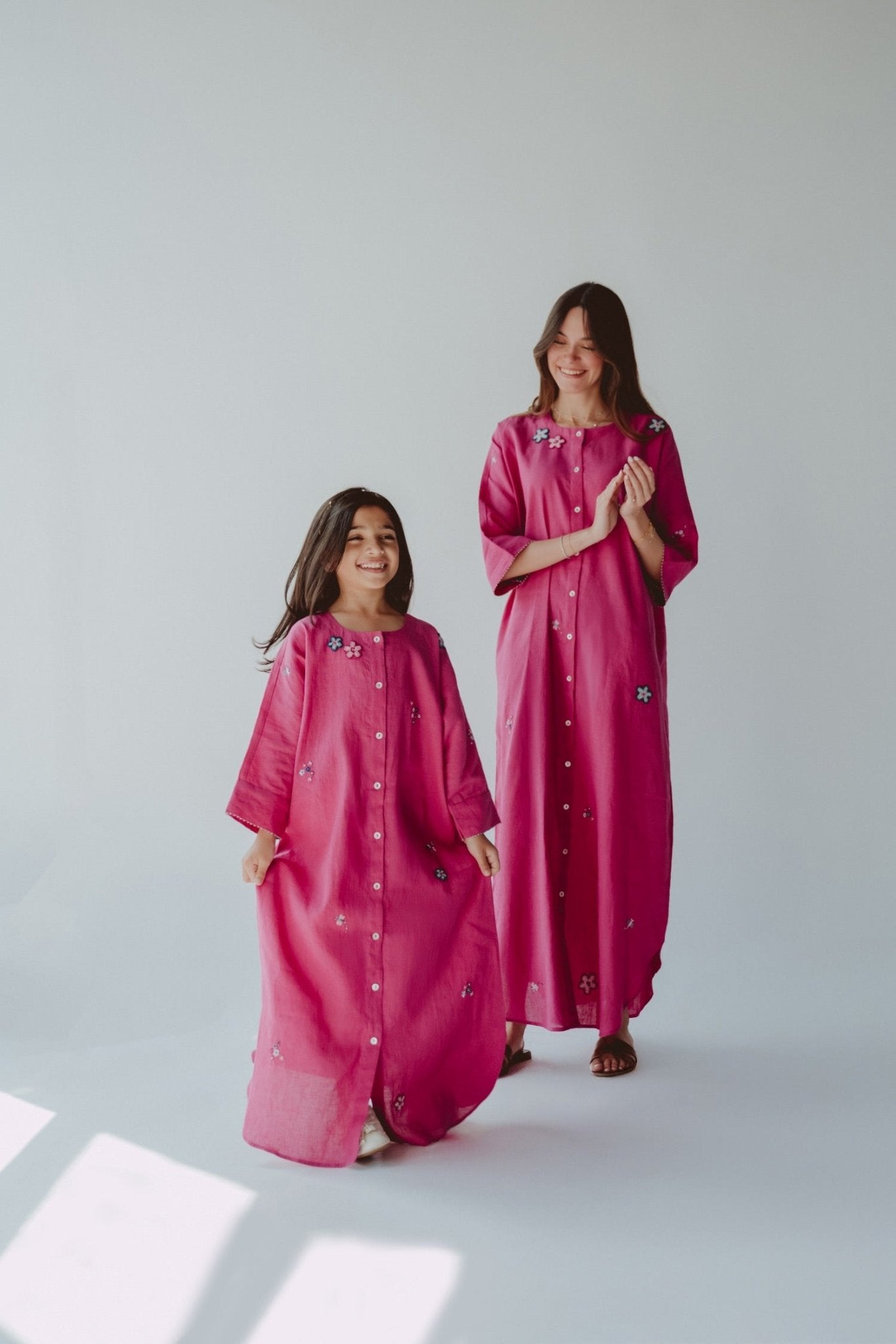 BT6578 - F JALABIAH - THE DRESSING ROOM - MIRA Y MANO