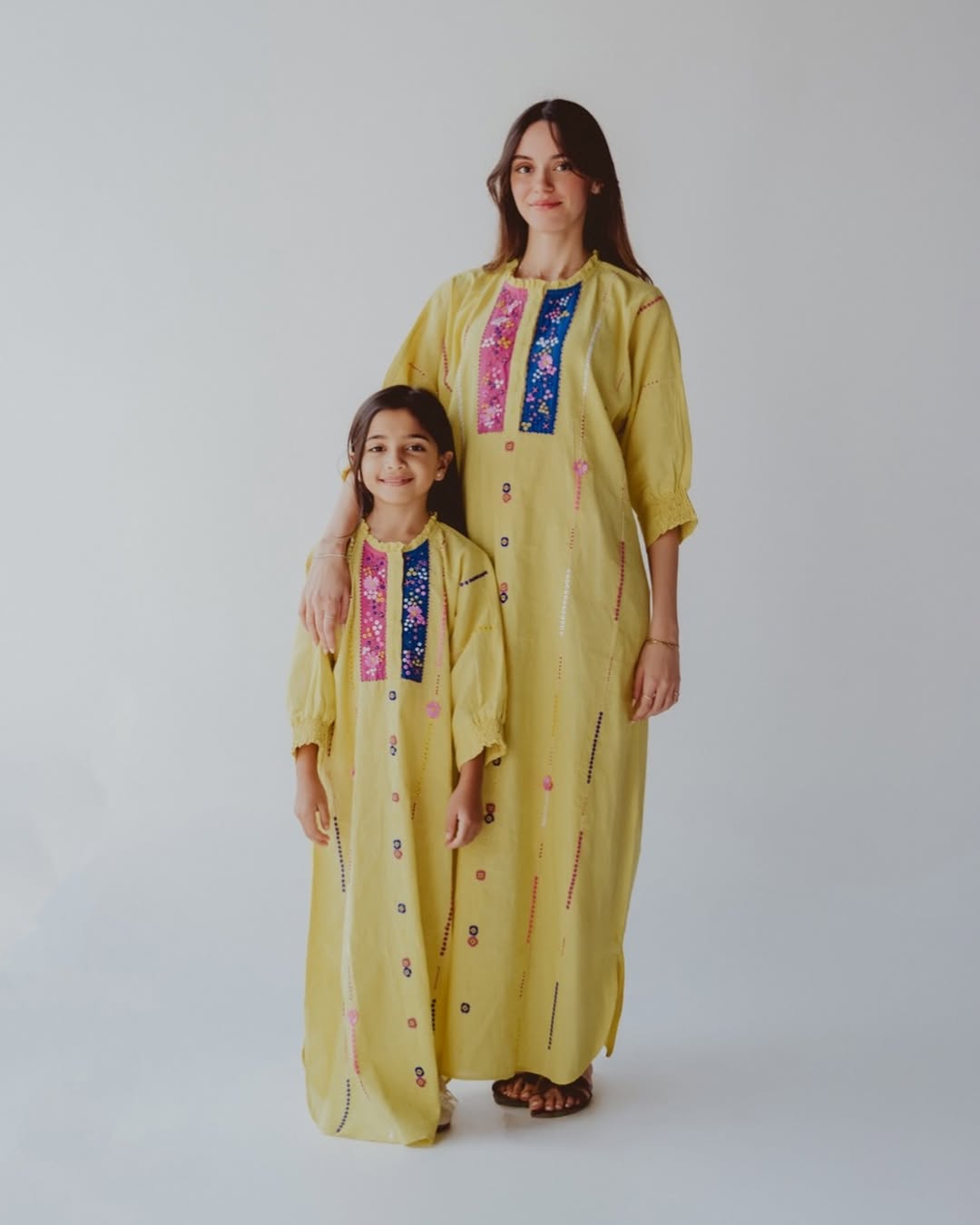 BT6585 - Y JALABIAH - THE DRESSING ROOM - MIRA Y MANO