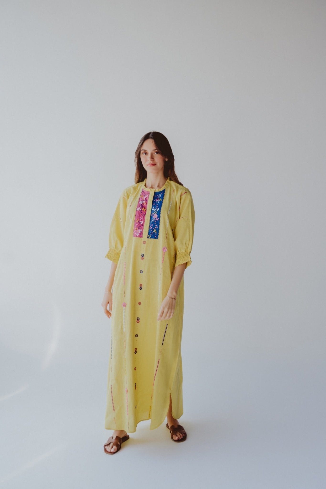 BT6585 - Y JALABIAH - THE DRESSING ROOM - MIRA Y MANO