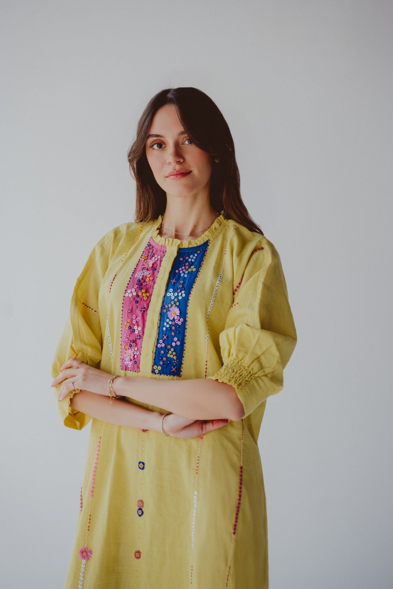 BT6585 - Y JALABIAH - THE DRESSING ROOM - MIRA Y MANO