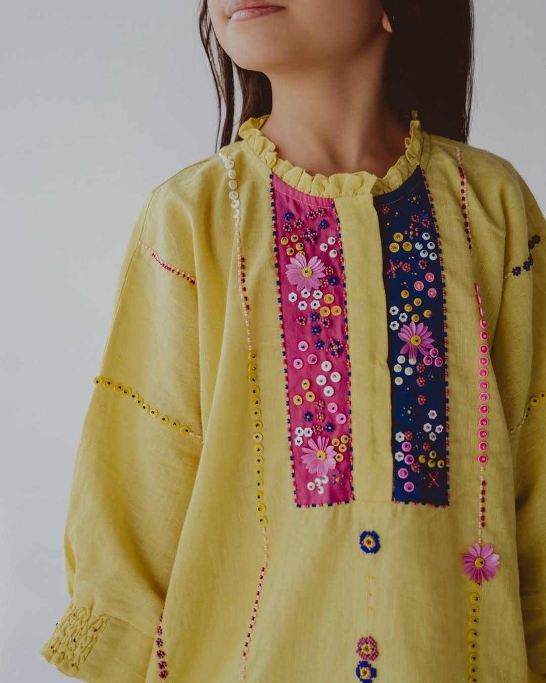 BT6585 - Y JALABIAH - THE DRESSING ROOM - MIRA Y MANO