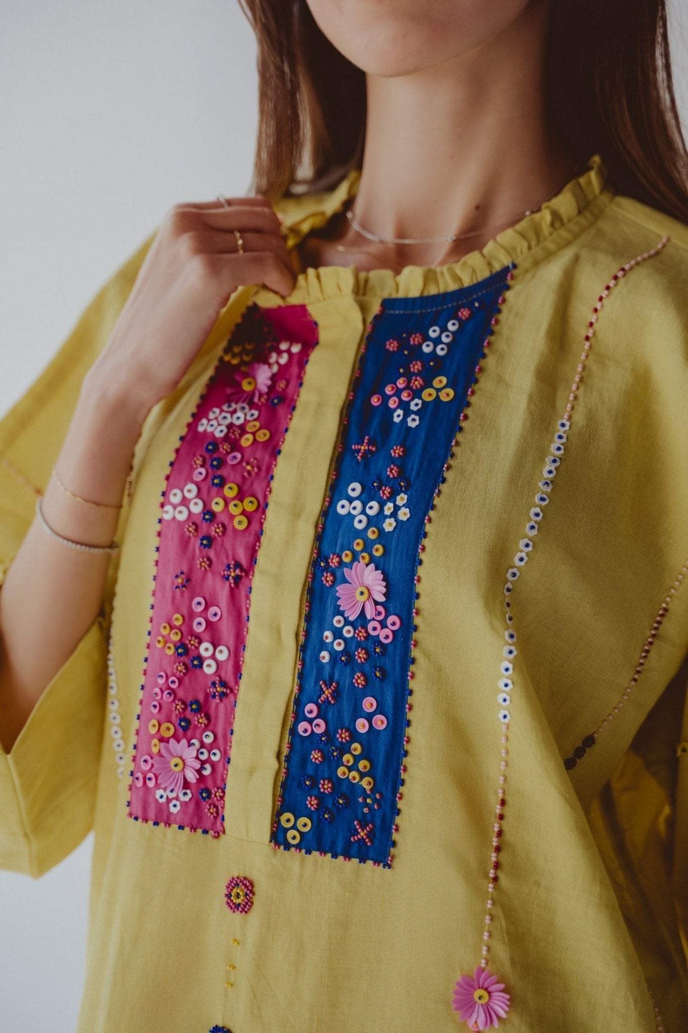 BT6585 - Y JALABIAH - THE DRESSING ROOM - MIRA Y MANO