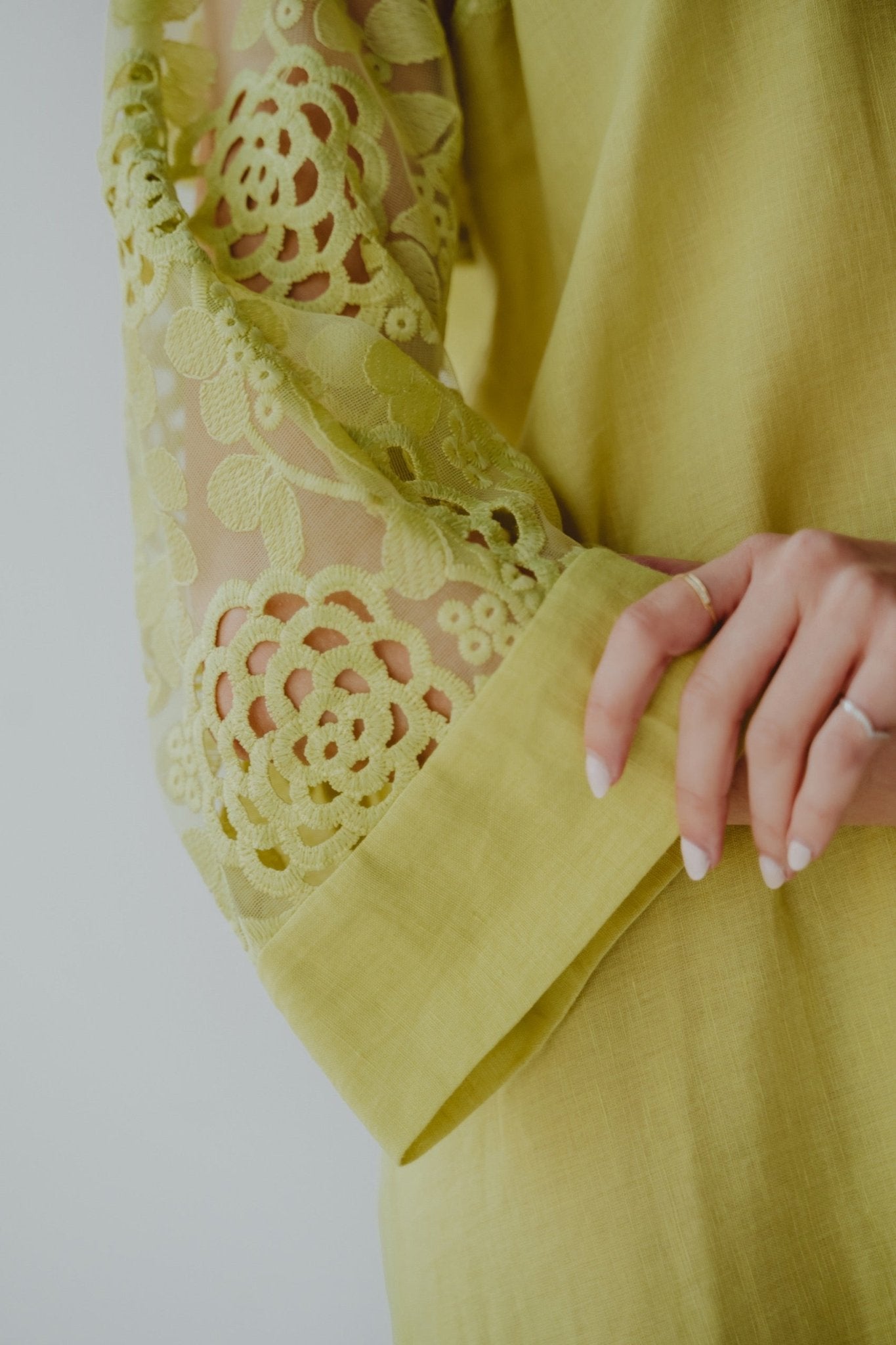 BT6586 - N JALABIAH - THE DRESSING ROOM - MIRA Y MANO