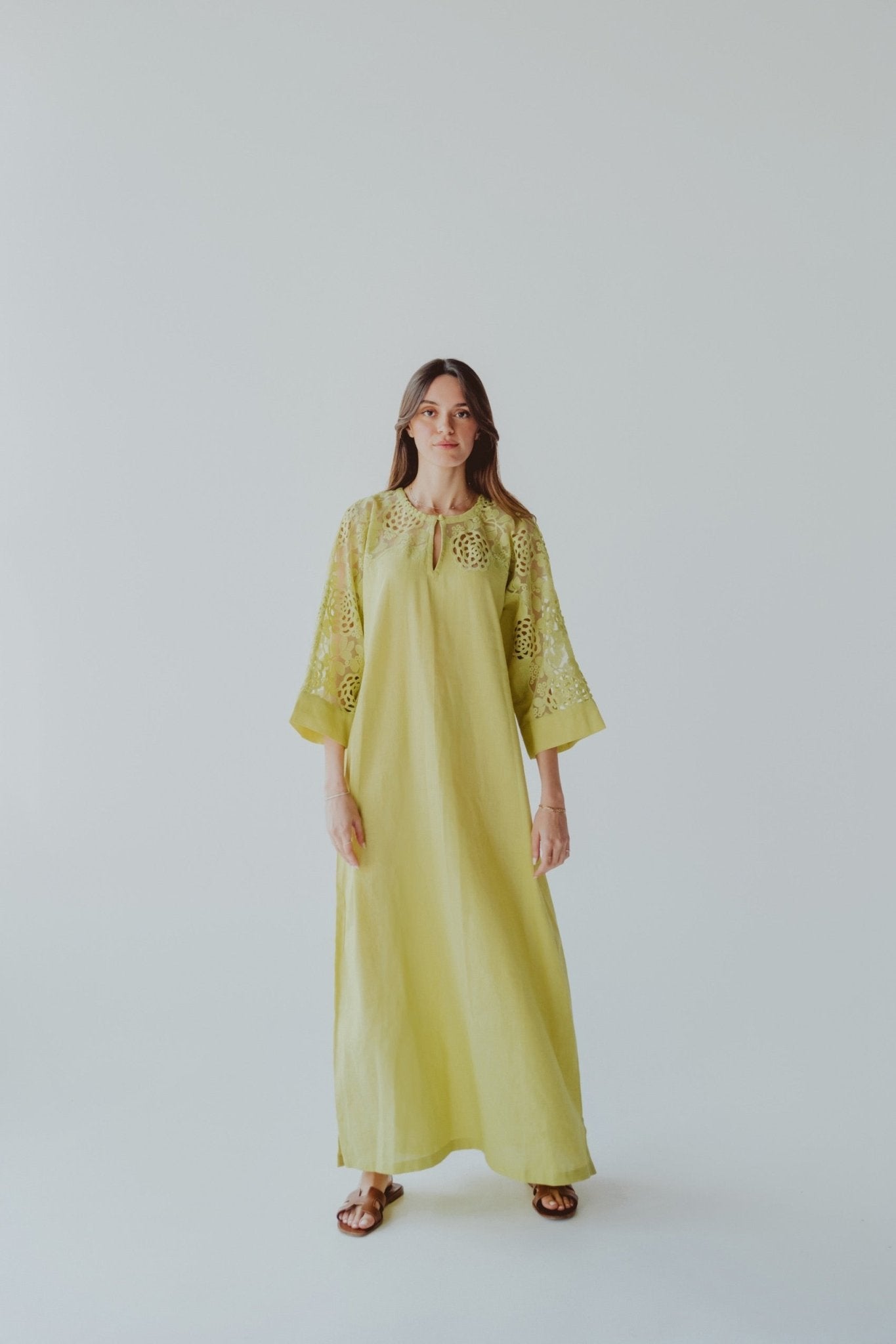 BT6586 - N JALABIAH - THE DRESSING ROOM - MIRA Y MANO