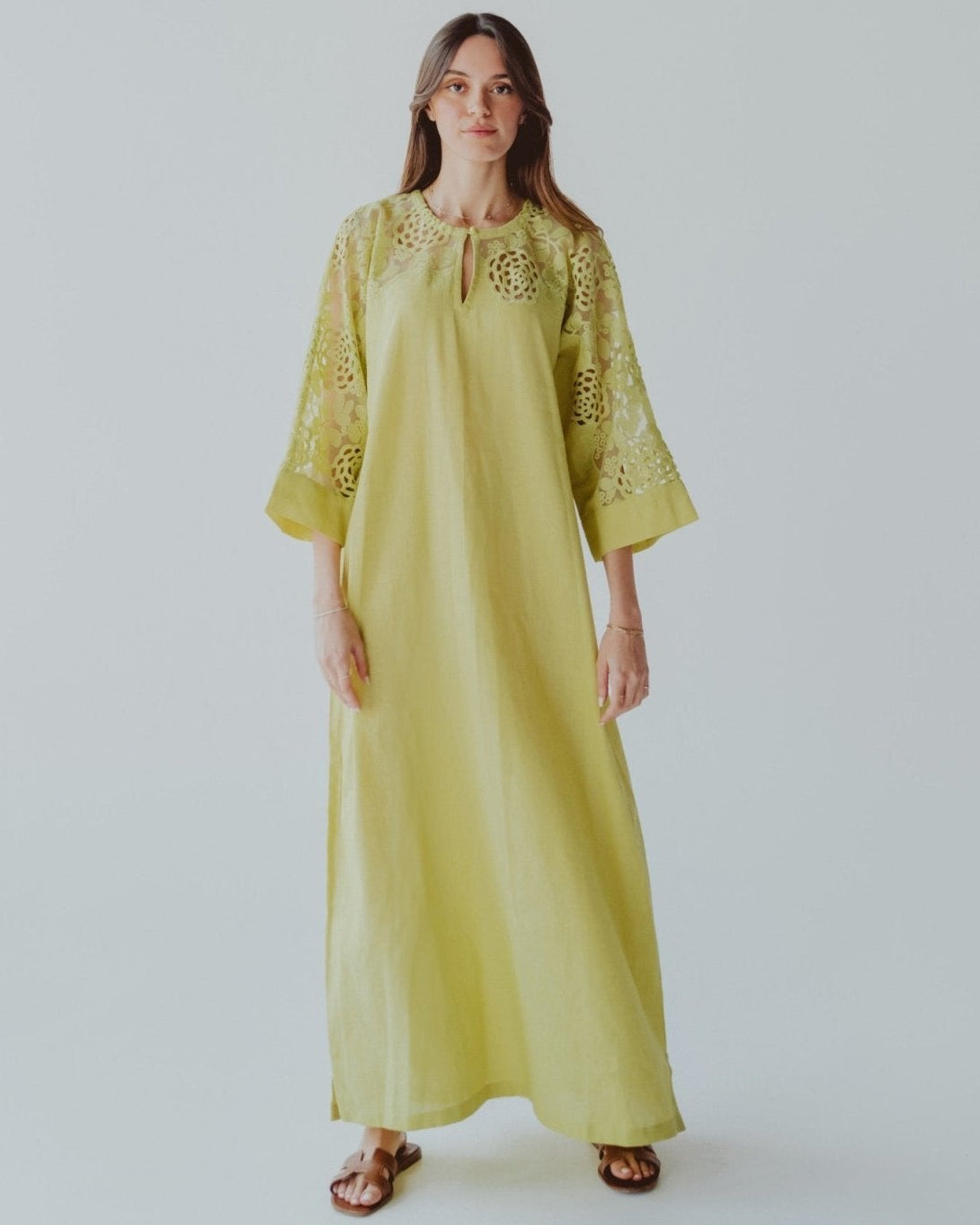 BT6586 - N JALABIAH - THE DRESSING ROOM - MIRA Y MANO