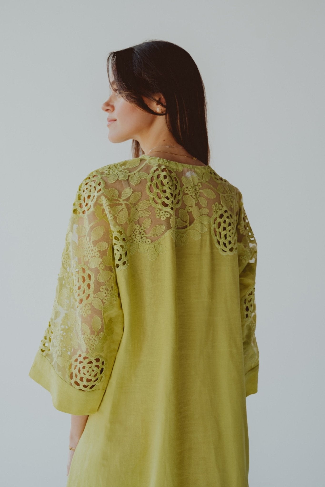 BT6586 - N JALABIAH - THE DRESSING ROOM - MIRA Y MANO