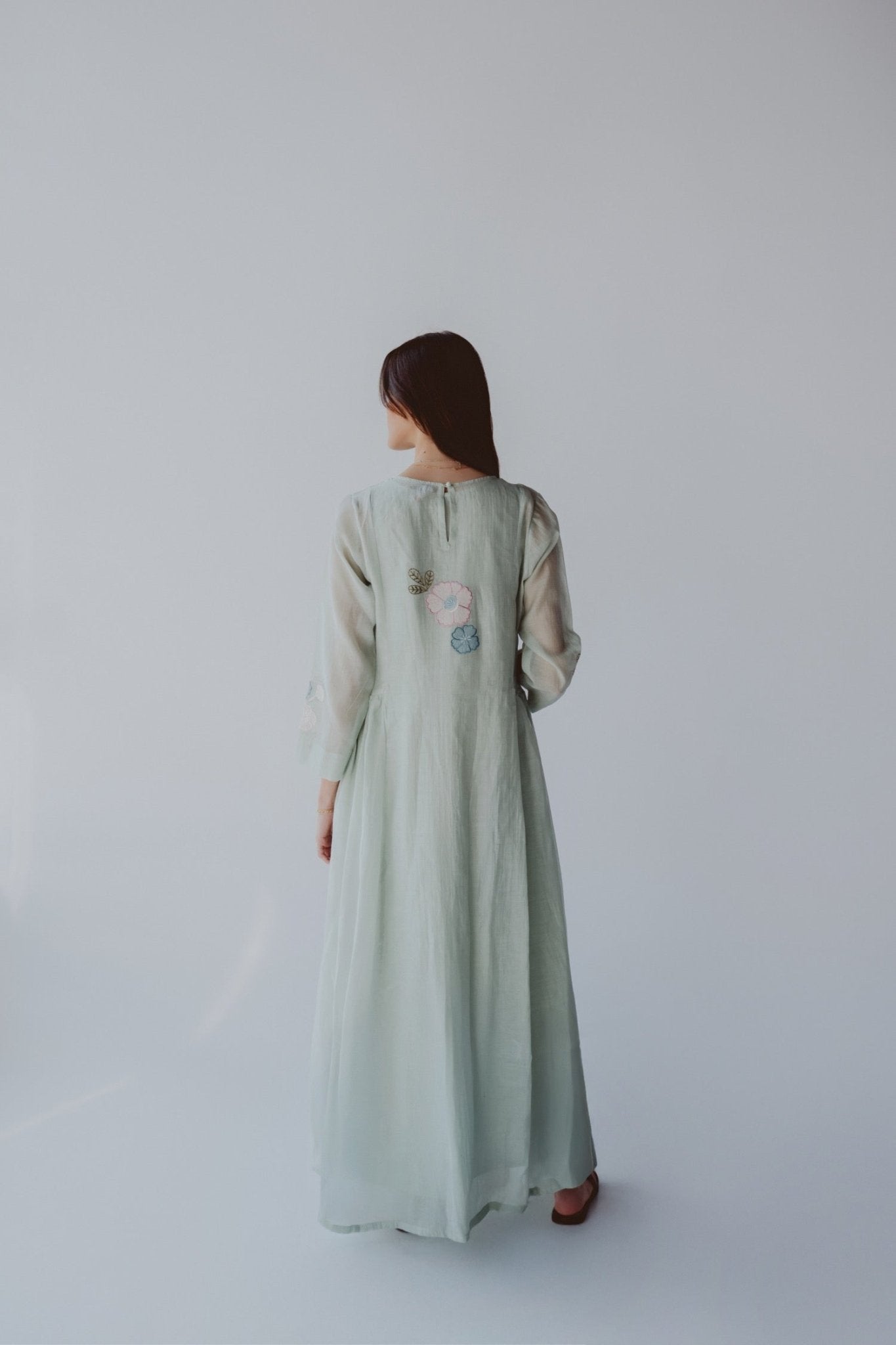 BT6587 - S JALABIAH - THE DRESSING ROOM - MIRA Y MANO